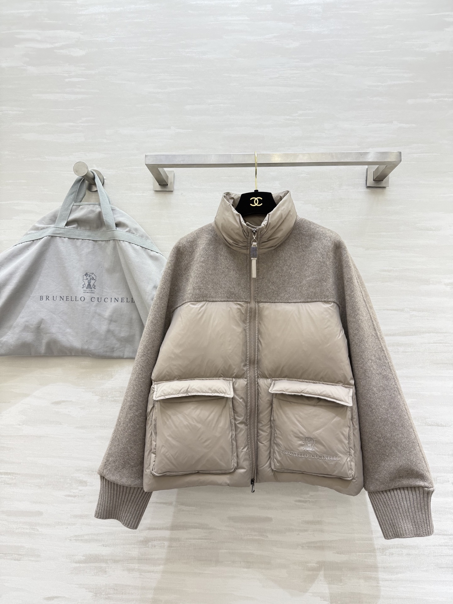 NO:624809,Comes with dust bag #Brunello Cucinell new autumn and winter style wool spliced ​​goose down jacket. The interior is filled with white goose down for comfort and warmth. The outer layer is designed with wool splicing. High quality customization. Available in stock first size S/M/L (S size bust 108, length 59),, brunello cucinelli, alexander wang19860909配防尘袋#Brunello Cucinell秋冬新款 羊毛拼接鹅绒服 内里填充白鹅绒舒适保暖 外层设计感羊毛拼接 高品质定制 现货首发sizeS/M/L（s码胸围108,衣长59）,,brunello cucinelli,alexander wang,Women's clothing