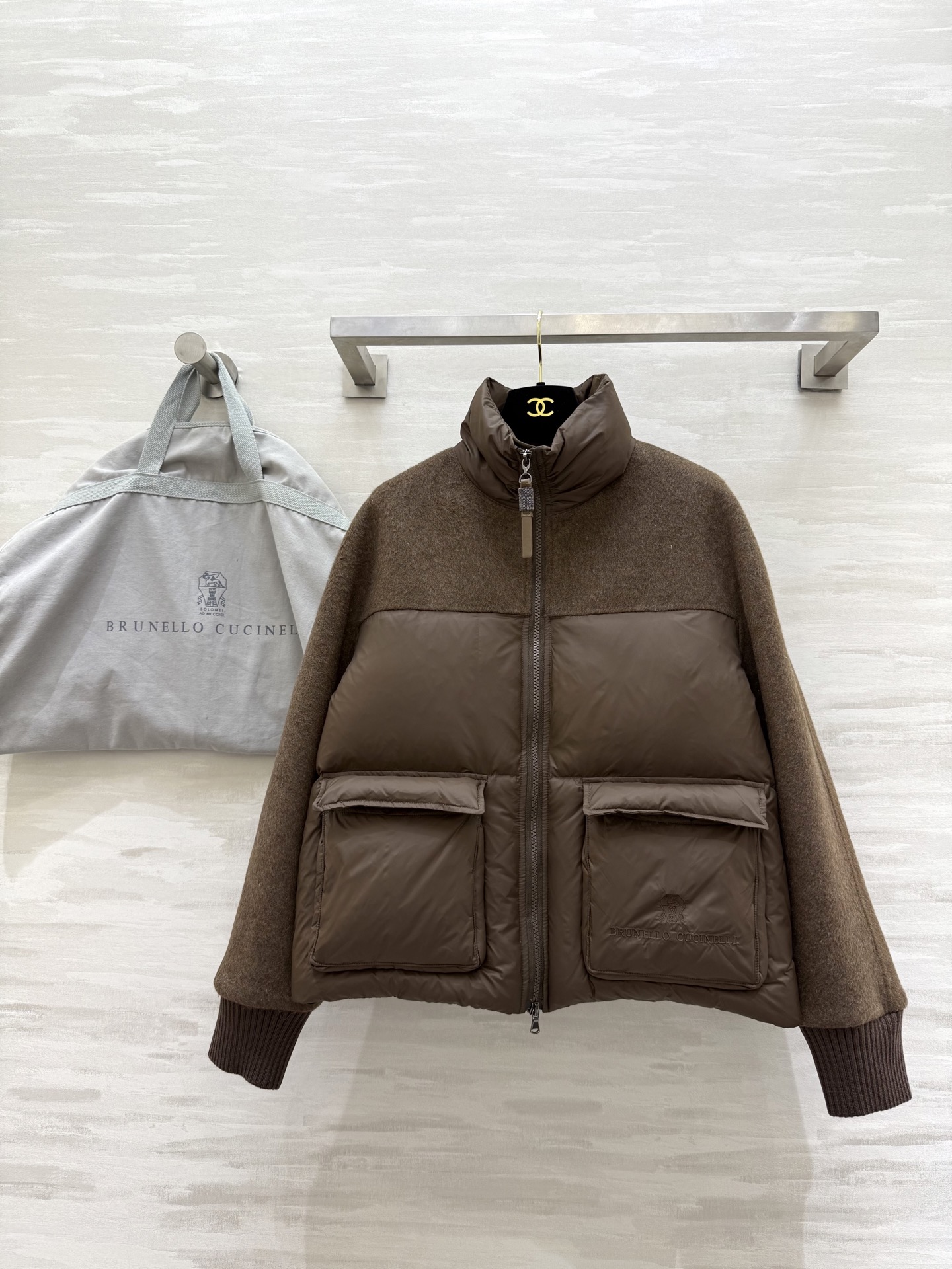 NO:624820,Comes with dust bag #Brunello Cucinell new autumn and winter style wool spliced ​​goose down jacket. The interior is filled with white goose down for comfort and warmth. The outer layer is designed with wool splicing. High quality customization. Available in stock first size S/M/L (S size bust 108, length 59),, brunello cucinelli, alexander wang19860909配防尘袋#Brunello Cucinell秋冬新款 羊毛拼接鹅绒服 内里填充白鹅绒舒适保暖 外层设计感羊毛拼接 高品质定制 现货首发sizeS/M/L（s码胸围108,衣长59）,,brunello cucinelli,alexander wang,Women's clothing