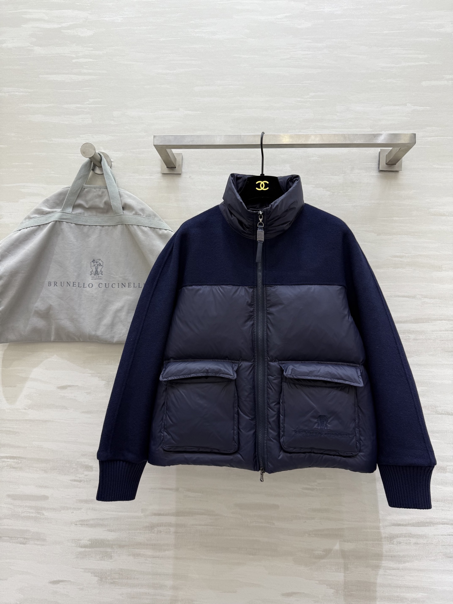 NO:624832,Comes with dust bag #Brunello Cucinell new autumn and winter style wool spliced ​​goose down jacket. The interior is filled with white goose down for comfort and warmth. The outer layer is designed with wool splicing. High quality customization. Available in stock first size S/M/L (S size bust 108, length 59),, brunello cucinelli, alexander wang19860909配防尘袋#Brunello Cucinell秋冬新款 羊毛拼接鹅绒服 内里填充白鹅绒舒适保暖 外层设计感羊毛拼接 高品质定制 现货首发sizeS/M/L（s码胸围108,衣长59）,,brunello cucinelli,alexander wang,Women's clothing