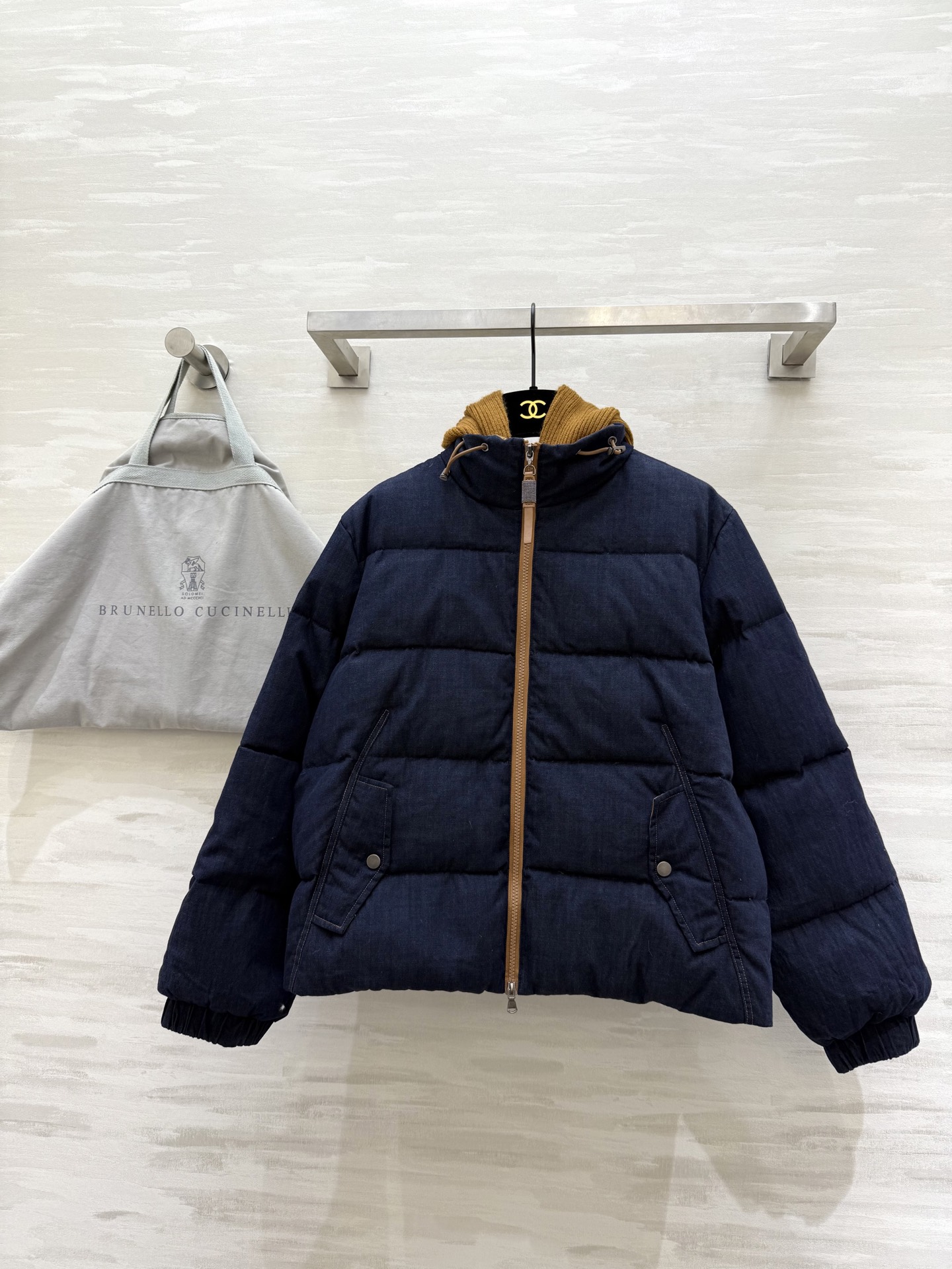NO:624861,Comes with dust bag #Brunello Cucinell new autumn and winter style fake two-piece design goose down jacket, detachable knitted fake two-piece design, filled with goose down inside to keep warm and comfortable, high quality customization, available in stock first size S/M/L (S size bust 110, length 57),, brunello cucinelli, alexander wang19860909配防尘袋#Brunello Cucinell秋冬新款 假两件设计鹅绒服 可拆卸针织假两件设计 内里填充鹅绒保暖舒适 高品质定制 现货首发sizeS/M/L（s码胸围110,衣长57）,,brunello cucinelli,alexander wang,Women's clothing