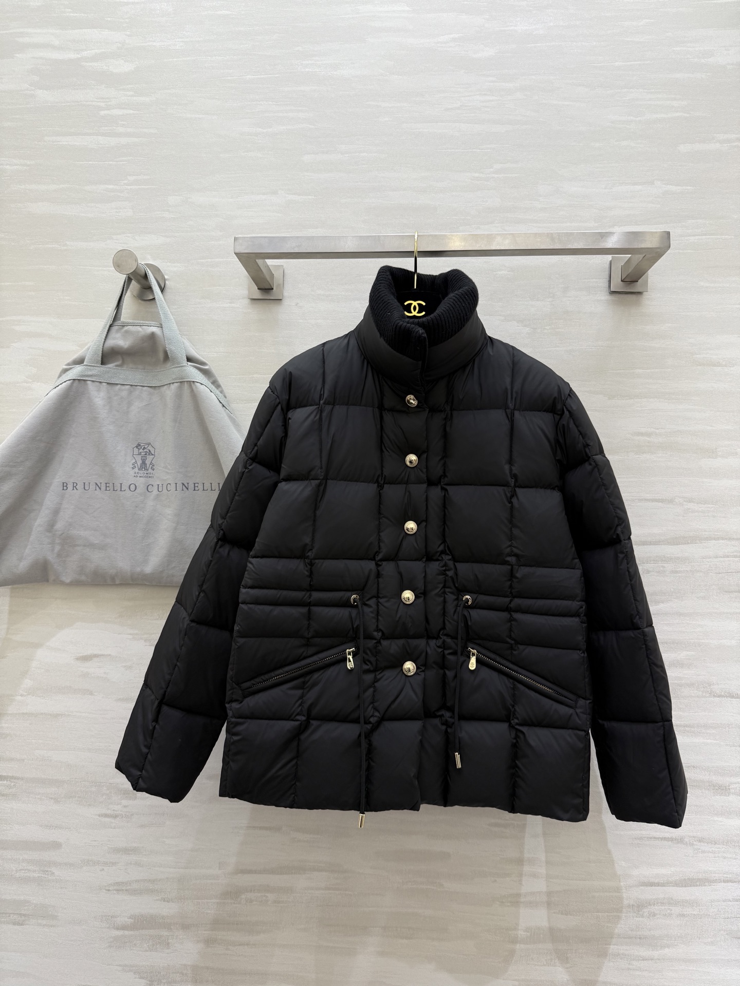 NO:624877,Equipped with a dust bag, the favorite of old money and new money | Brunello Cucinell new autumn and winter model, stand-up collar drawstring waist goose down jacket, goose down filling inside, comfortable and warm, open mold custom logo hardware, high quality, ready for sale, size S/M/L (S size bust 104, length 58),, brunello cucinelli, alexander wang19860909配防尘袋老钱新贵最爱｜Brunello Cucinell秋冬新款 立领抽绳收腰鹅绒服 内里鹅绒填充舒适保暖 开模定制logo五金 高品质 现货首发sizeS/M/L（s码胸围104,衣长58）,,brunello cucinelli,alexander wang,Women's clothing