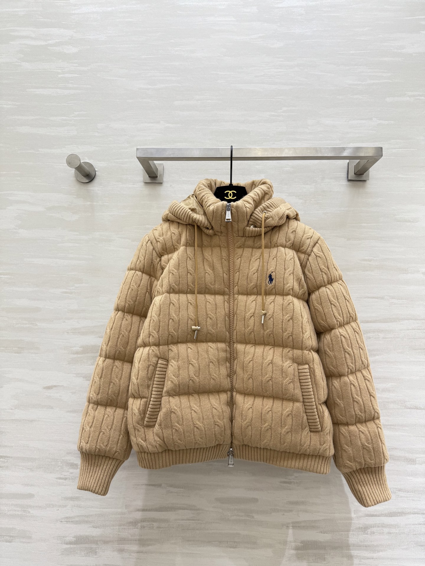 NO:624899,Comes with dust bag #RalphLaure new autumn and winter style Elegant and intellectual Cable Ralph Down Jacket I love it!  Elegant and fashionable. Satisfied!! The whole body looks tender and elegant. For daily age-reducing wear. It uses cable twist weaving technology to break the monotony of traditional down jackets. It is fashionable and recognizable. It is filled with white duck down inside to keep warm and comfortable. High-quality customization. Available in stock first size S/M/L (S size bust 104, length 56), loro piana, down jacket, alexander wang19860909配防尘袋#RalphLaure秋冬新款 优雅知性 绞花拉夫羽绒服 心头爱爱爱！贵气又时髦 满意!!整身显嫩贵气 日常减龄穿搭 采用绞花麻花编制工艺 打破传统羽绒服的单调 时髦且有辨识度 内里填充白鸭绒保暖舒适 高品质定制 现货首发sizeS/M/L（s码胸围104,衣长56）,,loro piana,down jacket,alexander wang,Women's clothing