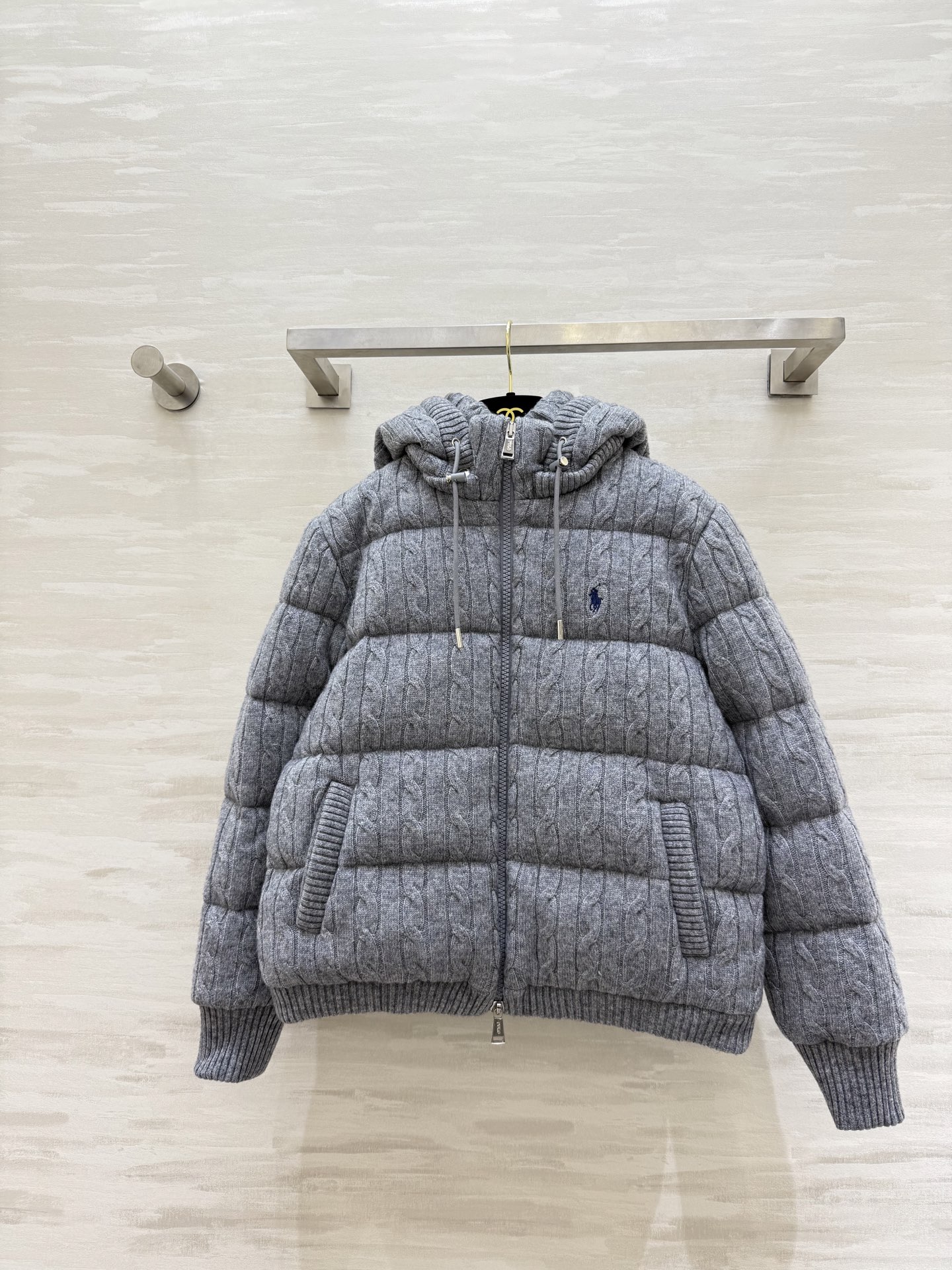 NO:624866,Comes with dust bag #RalphLaure new autumn and winter style Elegant and intellectual Cable Ralph Down Jacket I love it!  Elegant and fashionable. Satisfied!! The whole body looks tender and elegant. For daily age-reducing wear. It uses cable twist weaving technology to break the monotony of traditional down jackets. It is fashionable and recognizable. It is filled with white duck down inside to keep warm and comfortable. High-quality customization. Available in stock first size S/M/L (S size bust 104, length 56), loro piana, down jacket, alexander wang19860909配防尘袋#RalphLaure秋冬新款 优雅知性 绞花拉夫羽绒服 心头爱爱爱！贵气又时髦 满意!!整身显嫩贵气 日常减龄穿搭 采用绞花麻花编制工艺 打破传统羽绒服的单调 时髦且有辨识度 内里填充白鸭绒保暖舒适 高品质定制 现货首发sizeS/M/L（s码胸围104,衣长56）,,loro piana,down jacket,alexander wang,Women's clothing