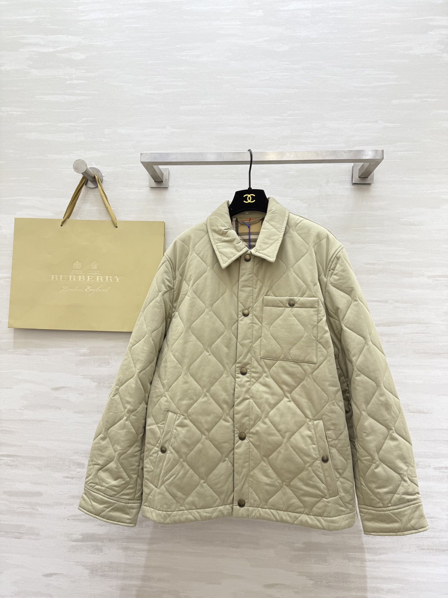 NO:624939,#Burberr autumn and winter new style, same style for men and women, British style lapel cotton jacket, high quality customization, ready for sale, sizeS/M/L/XL/XXL (L size shoulder width 46, bust 116, length 73,,burberry,jackets & coats,alexander wang19860909#Burberr秋冬新款 男女同款 英伦风翻领棉服外套 高品质定制 现货首发sizeS/M/L/XL/XXL（L码肩宽46,胸围116,衣长73,,burberry,jackets & coats,alexander wang,Women's clothing