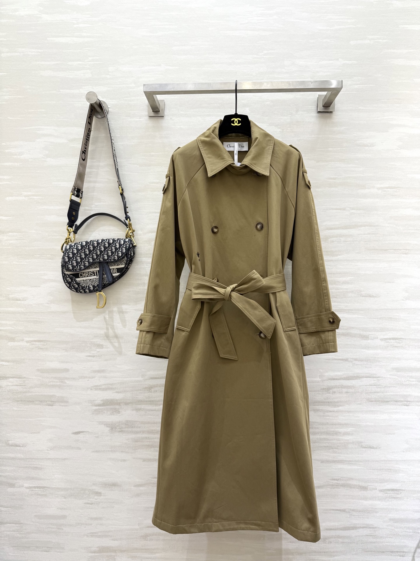 NO:624918,#DIO Autumn and Winter New Style Double-breasted trench coat British style design Lapel + belt neatly cut The fabric is crisp and windproof High-quality customization Available in stock first size S/M/L (S size bust 126, length 113),, dior, jackets & coats, alexander wang19860909#DIO秋冬新款 双排扣风衣外套 英伦风设计 翻领+腰带剪裁利落 面料挺括防风 高品质定制 现货首发sizeS/M/L（s码胸围126,衣长113）,,dior,jackets & coats,alexander wang,Women's clothing