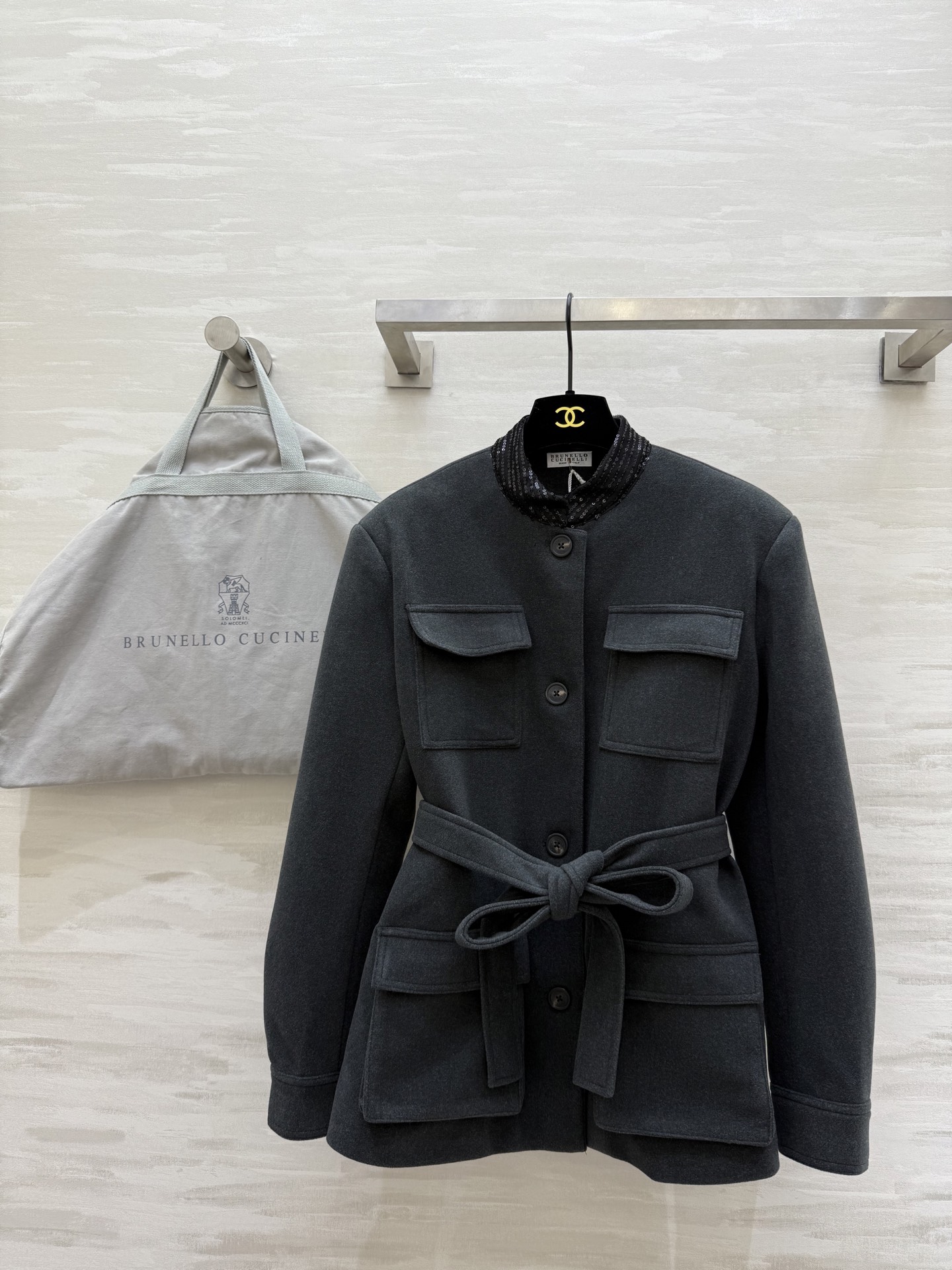 NO:624940,#Brunello Cucinell's new fall and winter style. The gray equestrian style jacket is made of high-quality wool blend fabric. It is soft and warm to the touch. The dark tones are low-key and elegant. The stand-up collar + lace-up waist design highlight the body proportions. The four patch pockets are both practical and decorative. The British hunting jacket style is combined with modern tailoring. It is suitable for commuting or formal occasions!  Easily create a high-end look with a blouse or knitted sweater. High-quality customization. Available now. Available in sizes S/M/L (S size bust 86, length 65), brunello cucinelli, jackets & coats, alexander wang19860909#Brunello Cucinell秋冬新款 灰色马术风外套采用高品质羊毛混纺面料 触感柔软保暖 深交色调低调优雅 立领+系带收腰设计 凸显身形比例 四个贴袋兼具实用与装饰 英式猎装风格融合现代剪裁 通勤或正式场合都很适合！搭配讨衫或针织衫轻松打造高级感穿搭 高品质定制 现货首发sizeS/M/L（s码胸围86,衣长65）,,brunello cucinelli,jackets & coats,alexander wang,Women's clothing