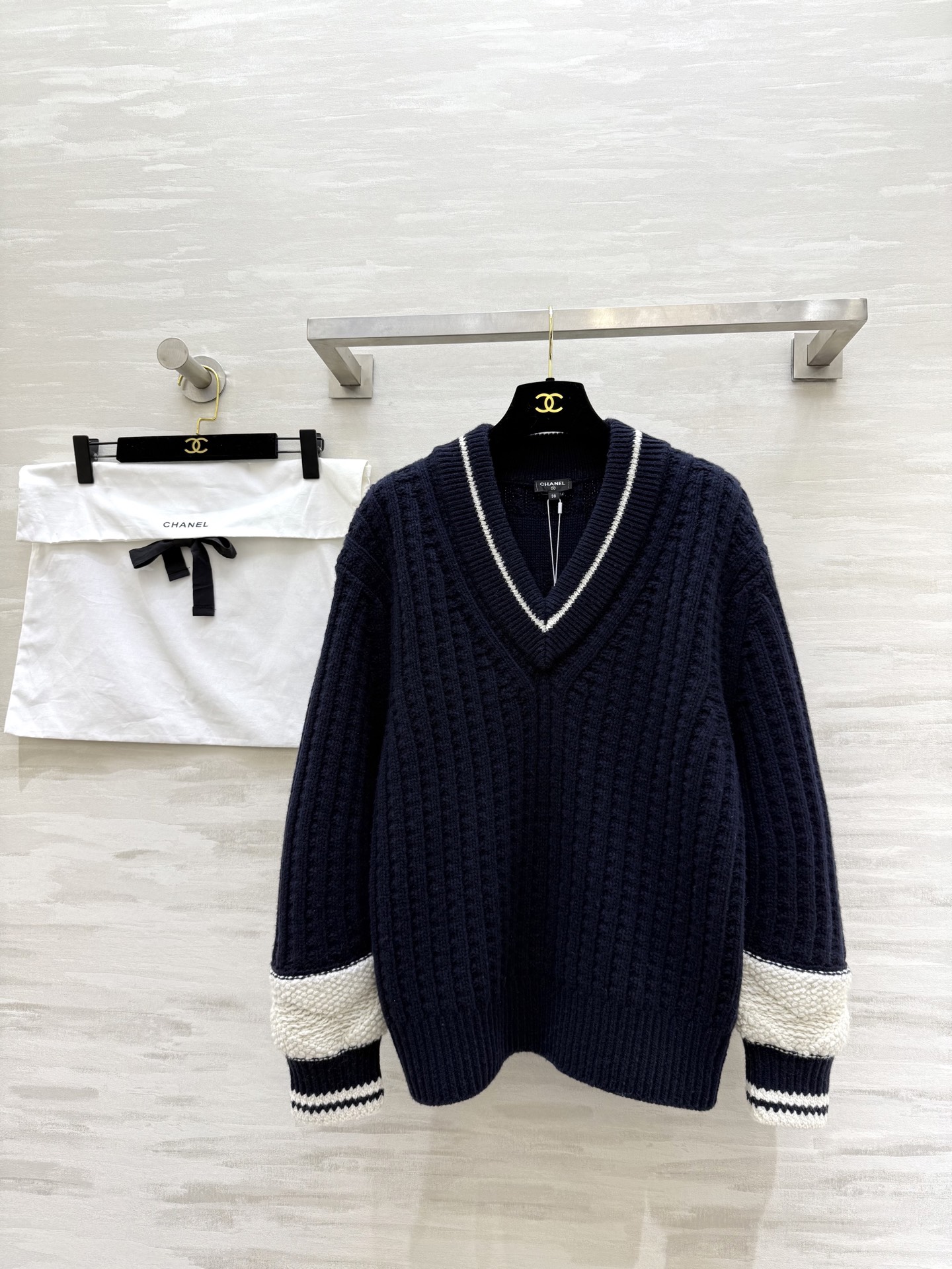 NO:625774,#ChaneN ski series pullover V-neck wool long-sleeved sweater, soft and can be matched with a variety of outfits, high-quality customization, ready for sale, size 36/38/40,,chanel,sweaters,alexander wang19860909#ChaneN滑雪系列 套头V领羊毛长袖毛衣 软乎乎 可搭配多种穿搭 高品质定制 现货首发size36/38/40,,chanel,sweaters,alexander wang,Women's clothing