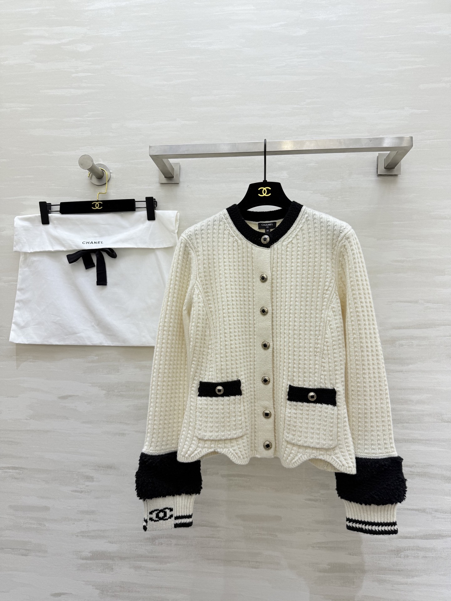 NO:625788,#ChaneN Ski Series Single-breasted wool cardigan with armbands Original development High-quality customization Available in stock first size36/38/40,,chanel,alexander wang19860909#ChaneN 滑雪系列 单排扣袖标羊毛开衫 原版开发 高品质定制 现货首发size36/38/40,,chanel,alexander wang,Women's clothing