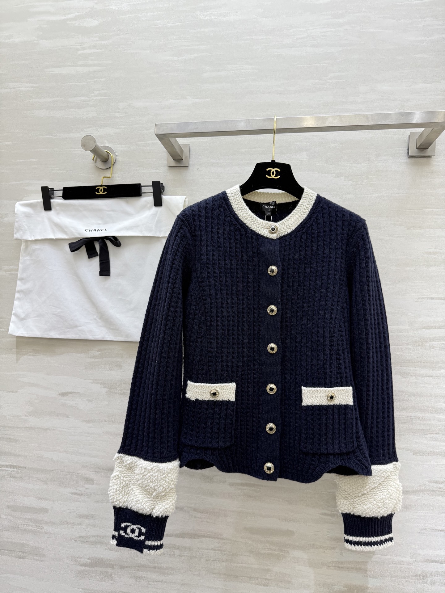 NO:625798,#ChaneN Ski Series Single-breasted wool cardigan with armbands Original development High-quality customization Available in stock first size36/38/40,,chanel,alexander wang19860909#ChaneN 滑雪系列 单排扣袖标羊毛开衫 原版开发 高品质定制 现货首发size36/38/40,,chanel,alexander wang,Women's clothing