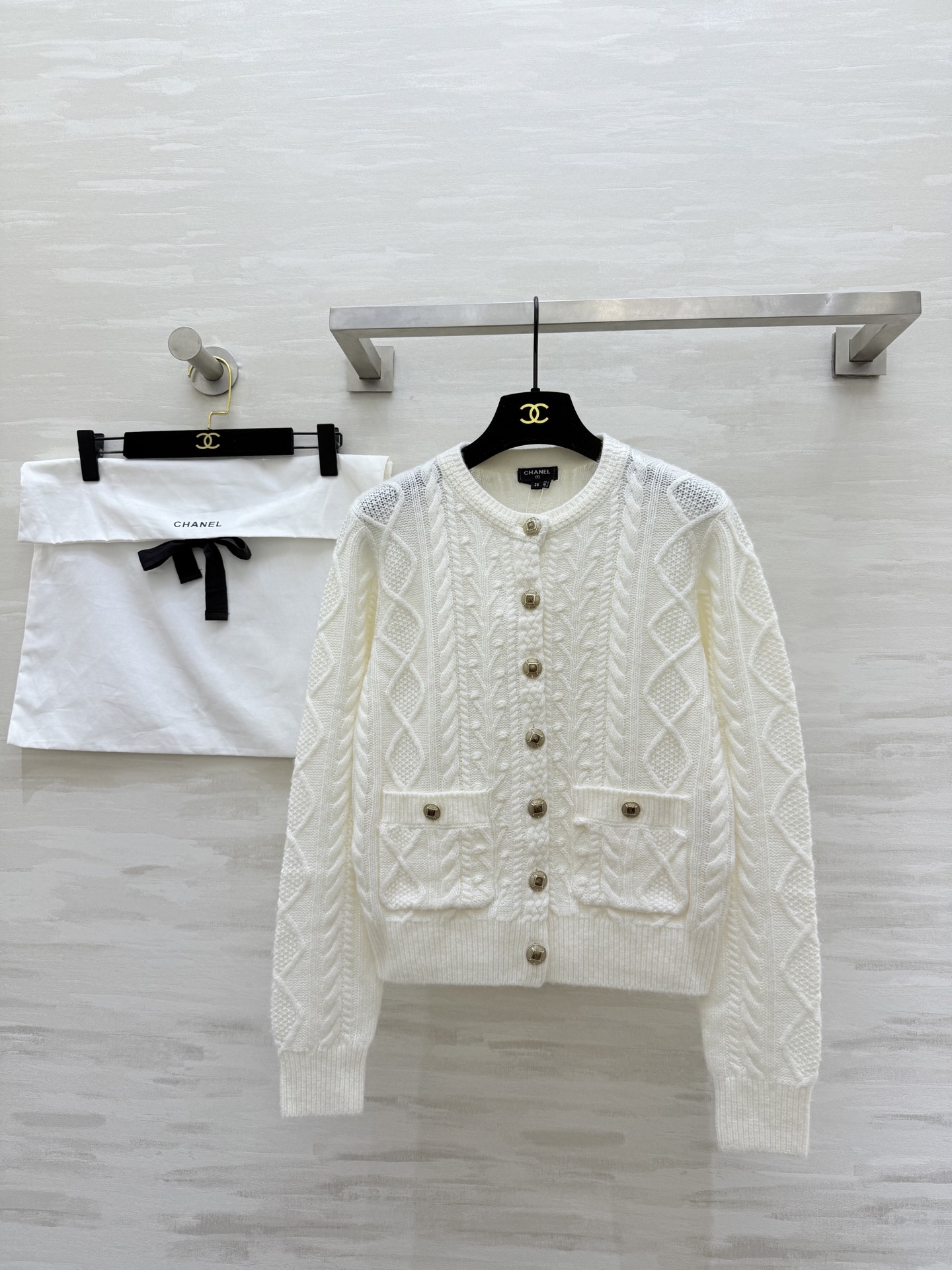 NO:625810,#ChaneN Ski Series Solid color single-breasted cashmere cardigan jacket Customized cashmere mulberry silk yarn Soft and skin-friendly touch Customized gold buckle with mold opening The texture is online and versatile The high-end sense of the ski season High-quality customization Available in stock first size36/38/40,,chanel,jackets & coats,alexander wang19860909#ChaneN 滑雪系列 纯色单排扣羊绒开衫外套 定制羊绒桑蚕丝纱线 手感软糯亲肤 开模定制金扣 质感在线又百搭 滑雪季的高级感担当 高品质定制 现货首发size36/38/40,,chanel,jackets & coats,alexander wang,Women's clothing