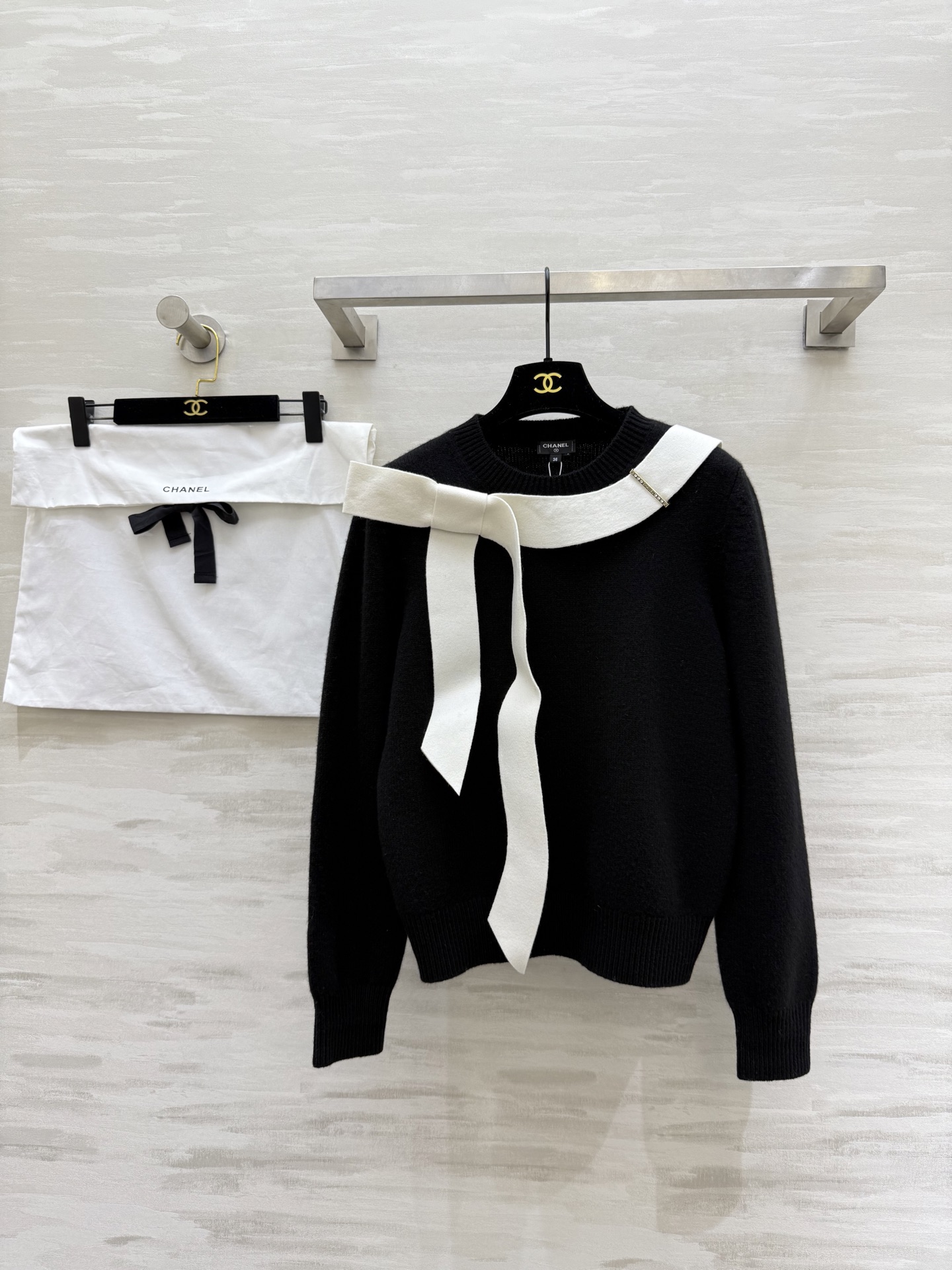 NO:625825,#ChaneK Large bow decoration Cashmere pullover top Lazy white bow sweet collision The brand's classic matching magic Original custom fabric Hardware details are restored to the greatest extent Removable streamers High-quality customization Available in stock for the first time size 36/38/40,,chanel,alexander wang19860909#ChaneK 大蝴蝶结装饰 羊绒套头上衣 慵懒白蝴蝶结甜美碰撞 品牌经典的搭配魔法 原版定制面料 五金细节均最大程度还原 飘带可拆卸 高品质定制 现货首发size36/38/40,,chanel,alexander wang,Women's clothing