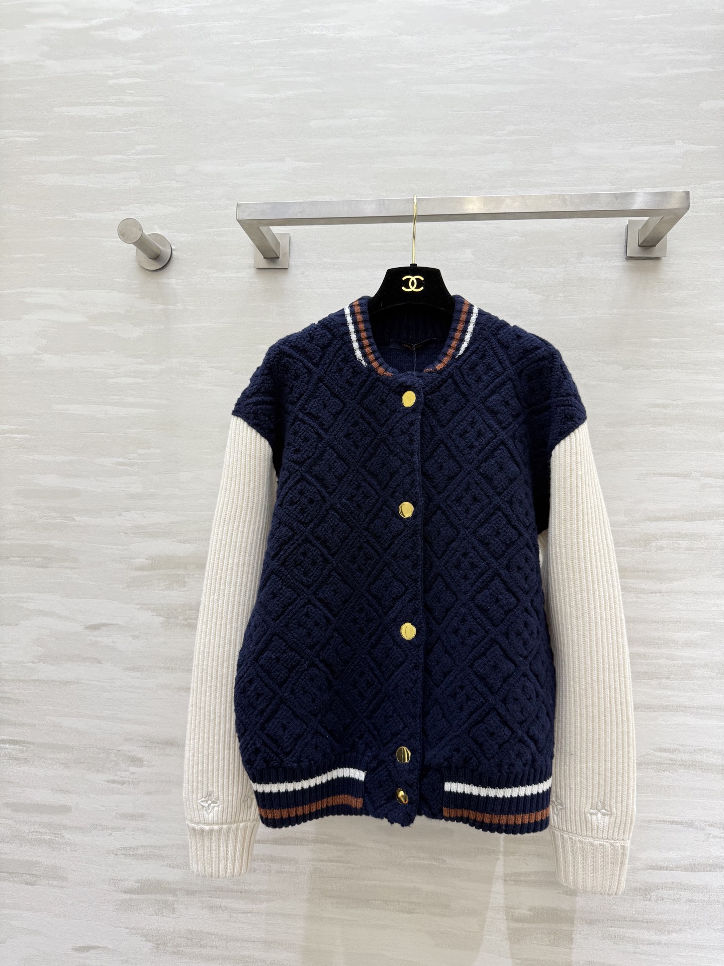 NO:625841,#Lv Ski Series Presbyopic embossed knitted baseball uniform, dark blue + off-white contrasting colors, full of retro college style!  Classic Monogram presbyopia embossed, ultra-exquisite details, contrasting stripes on the collar + golden buttons, the texture is straight forward, the cashmere wool knitted material is soft and thick, super warm and fashionable for autumn and winter, easy to drive for commuting and leisure, high-quality customization, available in stock first size S/M/L, Louis Vuitton, Alexander Wang19860909#Lv滑雪系列 老花浮雕针织棒球服 深蓝＋米白撞色 复古学院风满满！经典Monogram老花浮雕 细节超精致 领口撞色条纹＋金色纽扣 质感直接拉满 羊绒羊毛针织材质软糯厚实 秋冬穿超保暖又时髦 通勤体闲都能轻松驾驱 高品质定制 现货首发sizeS/M/L,,louis vuitton,alexander wang,Women's clothing
