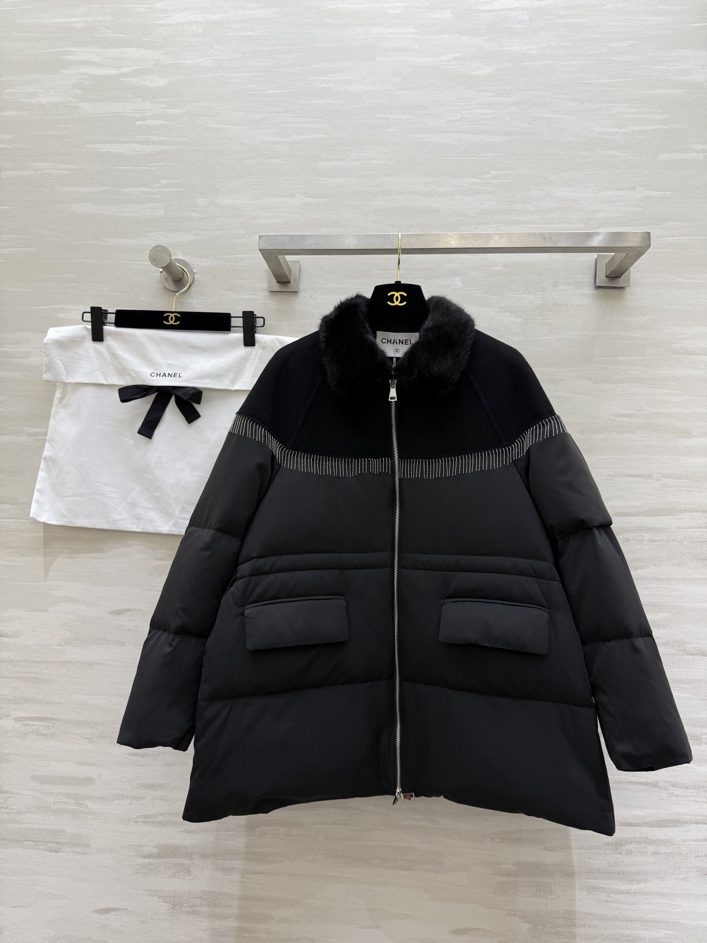 NO:637517,#Chane's new autumn and winter mink splicing down jacket. The collar is made of mink imported from Denmark. The body is spliced ​​with double-sided nylon wool. It is matched with exquisite beaded tassels. It has a strong sense of design. The liner is filled with 90 white goose down. The waist drawstring design has a waistline on the upper body!  High-quality customization, available in stock first size S/M/L/XL (, Chanel-clothing, chanel, chanel, down jacket, alexander wang19860909#Chane秋冬新款 水貂拼接羽绒服 领口采丹麦进口水貂 衣身拼接双面尼羊毛 搭配精致珠子流苏 设计感超强 内胆填充90白鹅绒 腰部抽绳设计 上身自带腰线！高品质定制 现货首发sizeS/M/L/XL（,香奈儿-服装,chanel,chanel,down jacket,alexander wang,Women's clothing