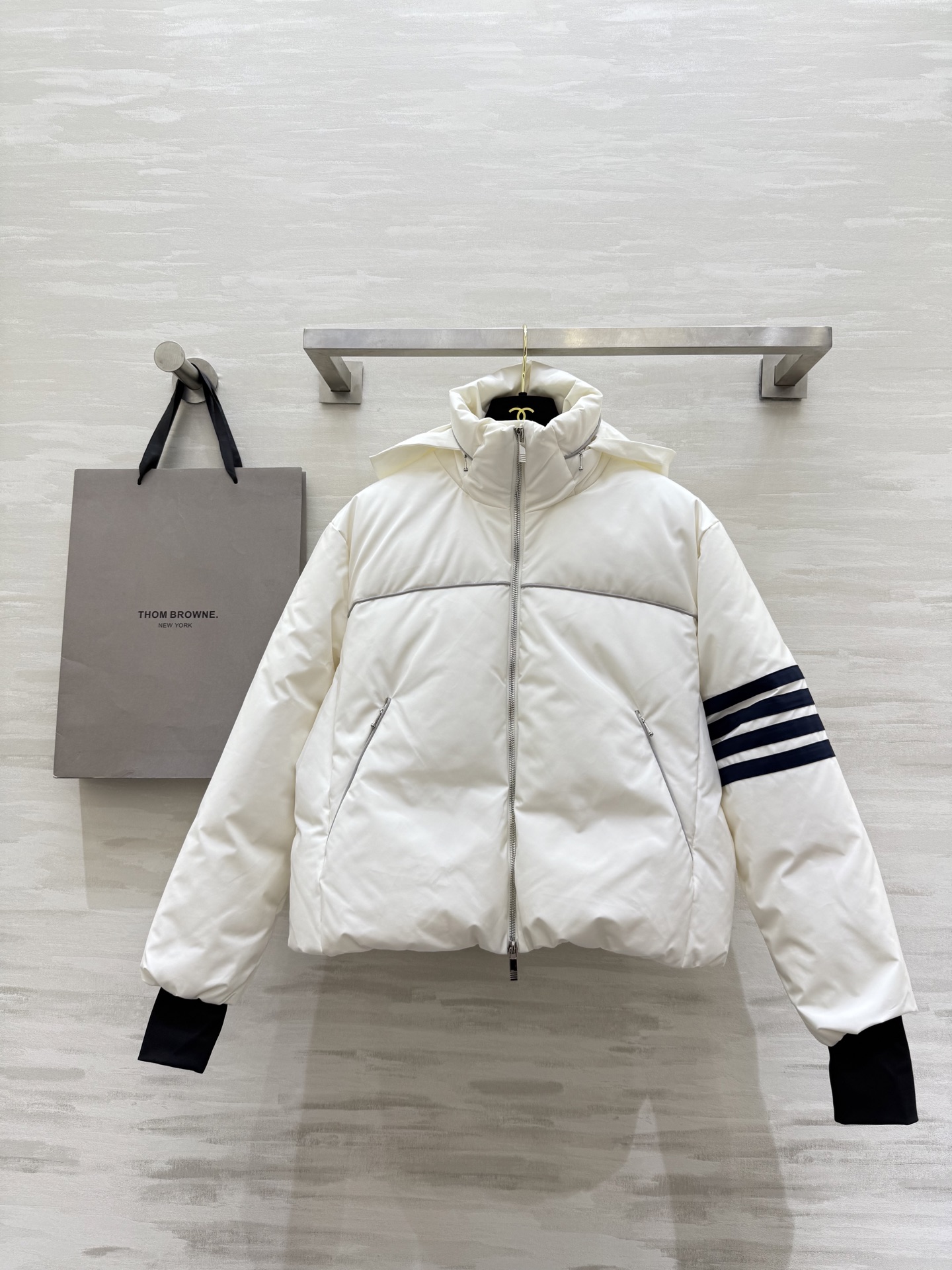 NO:628000,Comes with a dust bag #Thom Brown's new autumn and winter color-blocked down jacket. The cuffs and hem are spliced. Simple and layered - the four stripes on the left arm are very brand-recognizable. The zipper design is easy to put on and take off. The hood is windproof. It is filled with high-quality goose down for full warmth. It is suitable for daily life or outdoor in winter. High-quality customization. Available in stock first size S/M/L (S size bust 112, length 53),, down jacket, hats, alexander wang19860909配防尘袋#Thom Brown秋冬新款 拼色羽绒服 袖口和下摆拼接 简约有层次感- 左臂四条条纹超有品牌辦识度 拉链设计方便穿脱 连帽防风 填充高品质鹅绒保暖力满分 冬日日常或户外都很适合 高品质定制 现货首发sizeS/M/L（s码胸围112,衣长53）,,down jacket,hats,alexander wang,Women's clothing