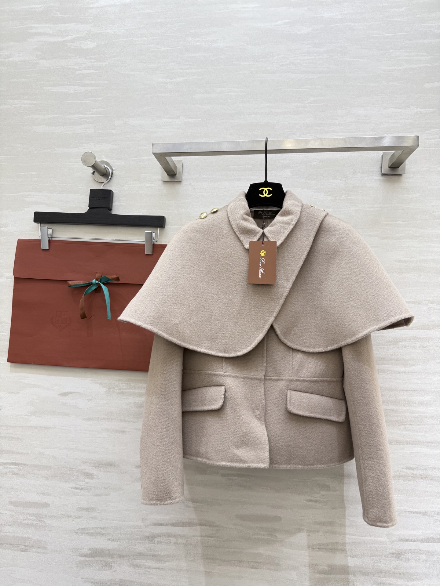 NO:627959,#Loro pian's new fall and winter style is the most beautiful cloak-style double-sided woolen windbreaker jacket, which wraps the 'top nobility' into gentleness itself!  The detachable cloak has a discreet design. Put it on and it instantly transforms into a lady's aura. Wear it freely to create a relaxed and elegant atmosphere. High-quality customization. Available in stock first size S/M/L (S size bust 88, length 57), loro piana, jackets & coats, alexander wang19860909#Loro pian秋冬新款 最美斗篷式双面羊毛呢风衣外套 把“顶级贵气”裹成了温柔本身！可拆卸斗篷小心机设计 披上秒变开挂气场大小姐 放开穿是松弛感拉满的贵气氛围 高品质定制 现货首发sizeS/M/L（s码胸围88,衣长57）,,loro piana,jackets & coats,alexander wang,Women's clothing