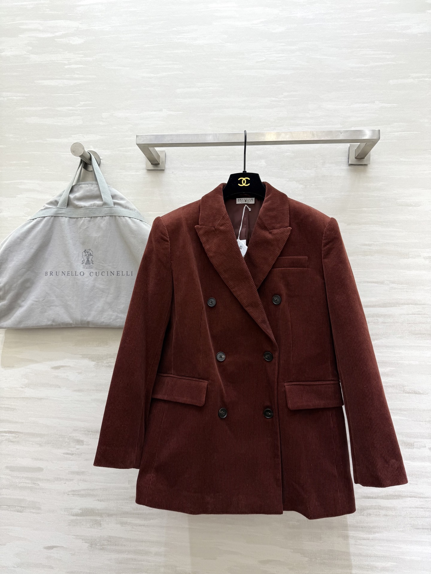 NO:627996,#BrunelloCucinell Autumn and winter new styles Kim Yu-jung's same style Corduroy suit jacket Mellow red narrative Texture shaping Corduroy suit carves a modern figure Quietly restrains the warm power of women High-quality customization Available in stock first sizeS/M/L (S size bust 100, length 70),, brunello cucinelli, jackets & coats, business suit, alexander wang19860909#BrunelloCucinell秋冬新款 金裕贞同款 灯芯绒西装外套 醇红叙事 肌理赋形 灯芯绒西装雕琢现代身形 静敛女性的温暖力量 高品质定制 现货首发sizeS/M/L（s码胸围100,衣长70）,,brunello cucinelli,jackets & coats,business suit,alexander wang,Women's clothing