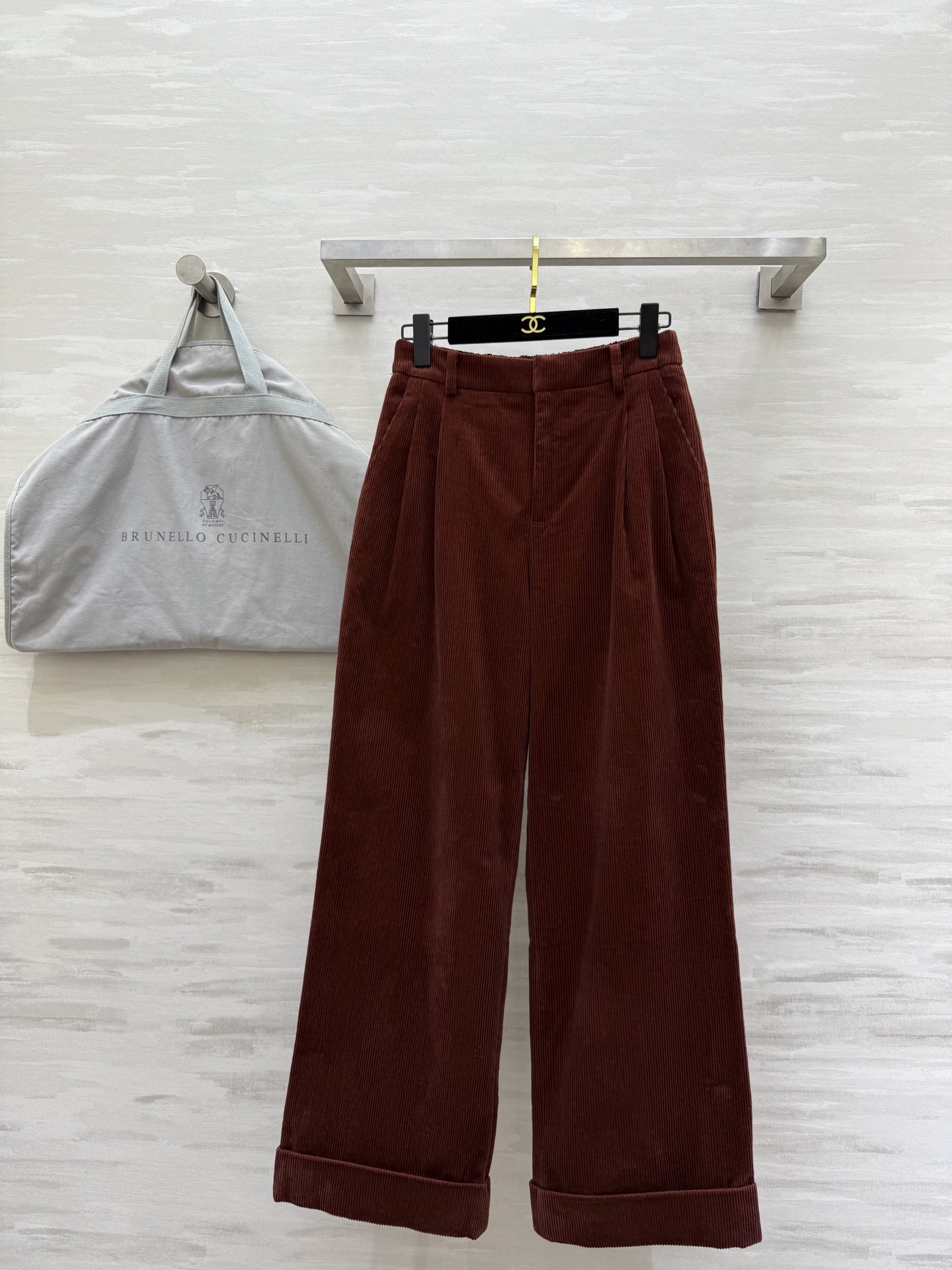 NO:627982,#BrunelloCucinell Autumn and winter new styles Kim Yu-jung's same style Corduroy straight-leg pants Mellow red narrative Texture shaping Corduroy carves a modern figure Quietly restrains the warm power of women High-quality customization Available in stock first size S/M/L (S size elastic waist 64, pants length 105),, brunello cucinelli, alexander wang19860909#BrunelloCucinell秋冬新款 金裕贞同款 灯芯绒直筒裤 醇红叙事 肌理赋形 灯芯绒雕琢现代身形 静敛女性的温暖力量 高品质定制 现货首发sizeS/M/L（s码弹力腰围64,裤长105）,,brunello cucinelli,alexander wang,Women's clothing