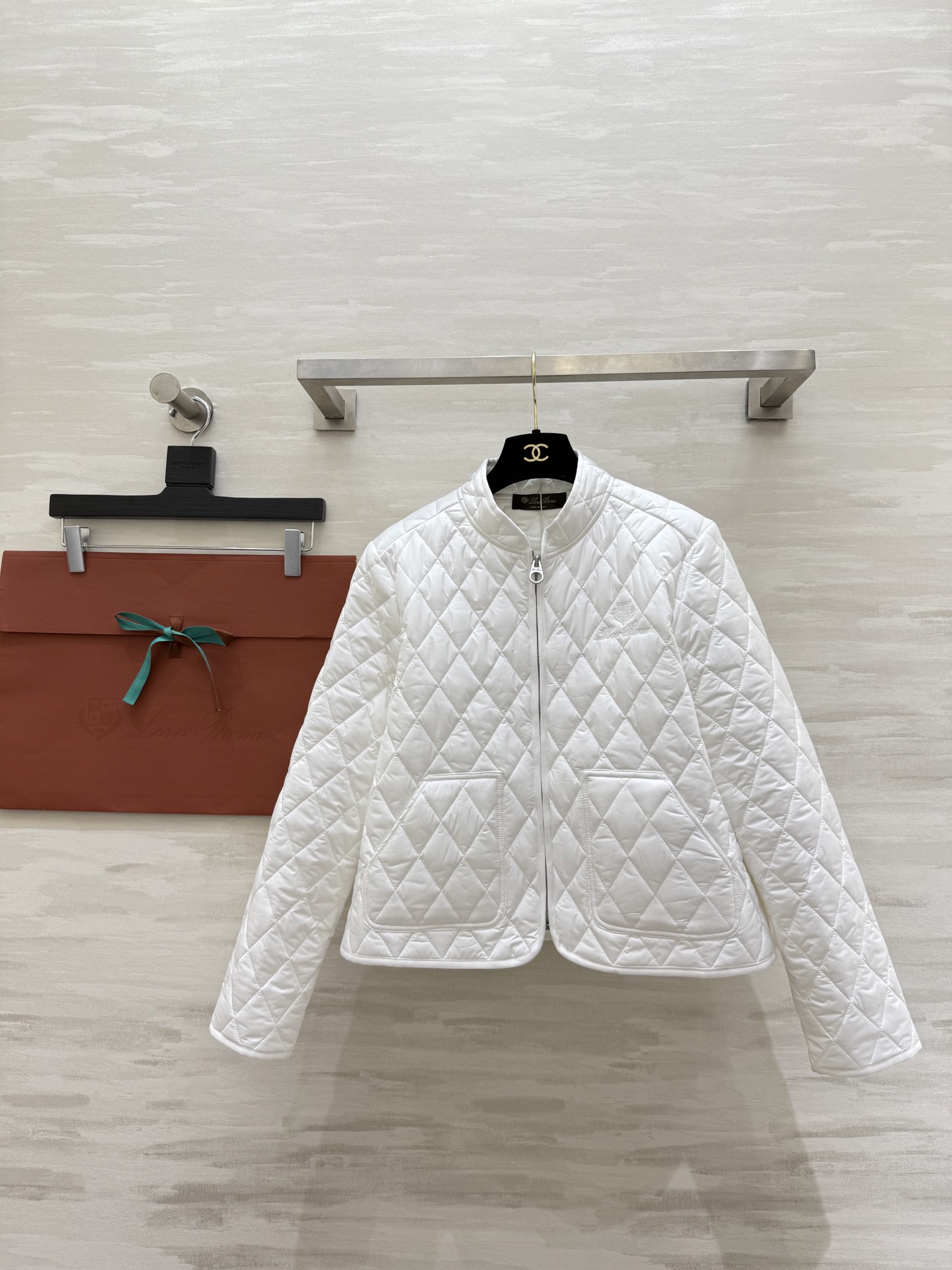 NO:629216,#Loro pian autumn and winter new style rhombus quilted jacket, warm and comfortable with quilted lining, exquisite and advanced logo embroidery, high quality, ready for sale, sizeS/M/L (S size bust 90, length 52),,loro piana,jackets & coats,alexander wang19860909#Loro pian秋冬新款 菱格夹棉外套 内里夹棉保暖舒适 logo刺绣精致高级 高品质 现货首发sizeS/M/L（s码胸围90,衣长52）,,loro piana,jackets & coats,alexander wang,Women's clothing