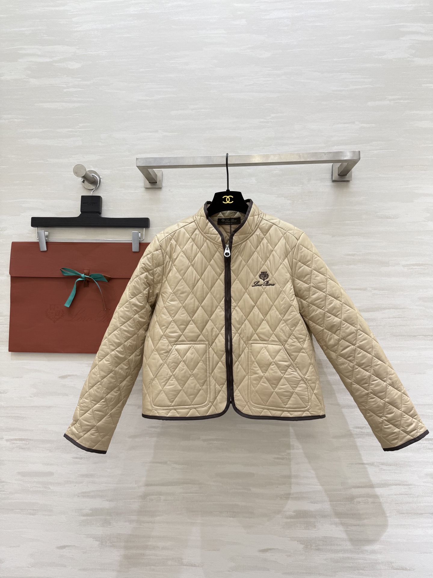 NO:629230,#Loro pian autumn and winter new style rhombus quilted jacket, warm and comfortable with quilted lining, exquisite and advanced logo embroidery, high quality, ready for sale, sizeS/M/L (S size bust 90, length 52),,loro piana,jackets & coats,alexander wang19860909#Loro pian秋冬新款 菱格夹棉外套 内里夹棉保暖舒适 logo刺绣精致高级 高品质 现货首发sizeS/M/L（s码胸围90,衣长52）,,loro piana,jackets & coats,alexander wang,Women's clothing