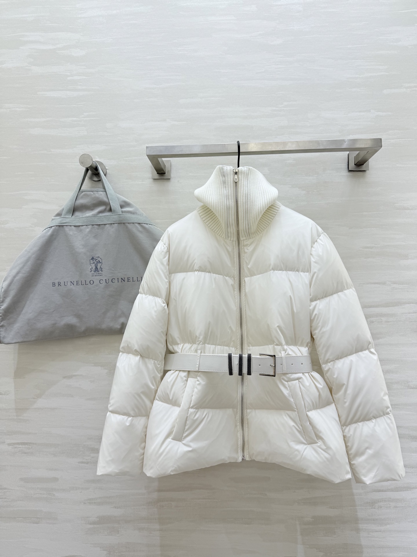 NO:629244,Comes with dust bag #Brunello Cucinell new autumn and winter style waisted goose down jacket. Filled with high-quality 90 white goose down. High collar design to protect the neck. Wide belt is adjustable. Easily create an elegant figure. Exquisite tailoring. Both practical and fashionable. Easy to manage in winter commuting or formal occasions. High-quality customization. Ready for sale. Size S/M/L (S size bust 106, length 60), brunello cucinelli, alexander wang19860909配防尘袋#Brunello Cucinell秋冬新款 收腰鹅绒服 采用高品质90白鹅绒填充 高领设计贴心呵护颈部 宽版腰带可调节 轻松打造优雅身形 剪裁精致 兼具实用与时尚 冬季通勤或正式场合都能轻松驾驭 高品质定制 现货首发sizeS/M/L（s码胸围106,衣长60）,,brunello cucinelli,alexander wang,Women's clothing