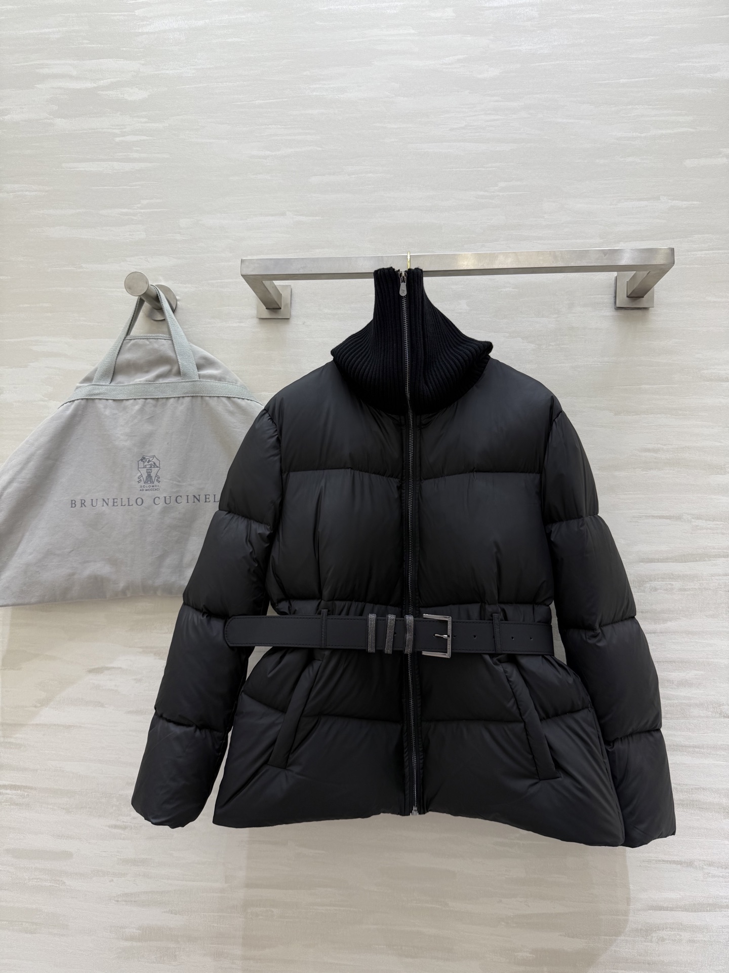 NO:629258,#With dust bagBrunello Cucinell new autumn and winter style waisted goose down jacket. Filled with high-quality 90 white goose down. High collar design to protect the neck. Wide belt is adjustable. Easily create an elegant figure. Exquisite tailoring. Both practical and fashionable. Easy to manage in winter commuting or formal occasions. High-quality customization. Ready for sale. Size S/M/L (S size bust 106, length 60, brunello cucinelli, alexander wang19860909#配防尘袋Brunello Cucinell秋冬新款 收腰鹅绒服 采用高品质90白鹅绒填充 高领设计贴心呵护颈部 宽版腰带可调节 轻松打造优雅身形 剪裁精致 兼具实用与时尚 冬季通勤或正式场合都能轻松驾驭 高品质定制 现货首发sizeS/M/L（s码胸围106,衣长60,,brunello cucinelli,alexander wang,Women's clothing