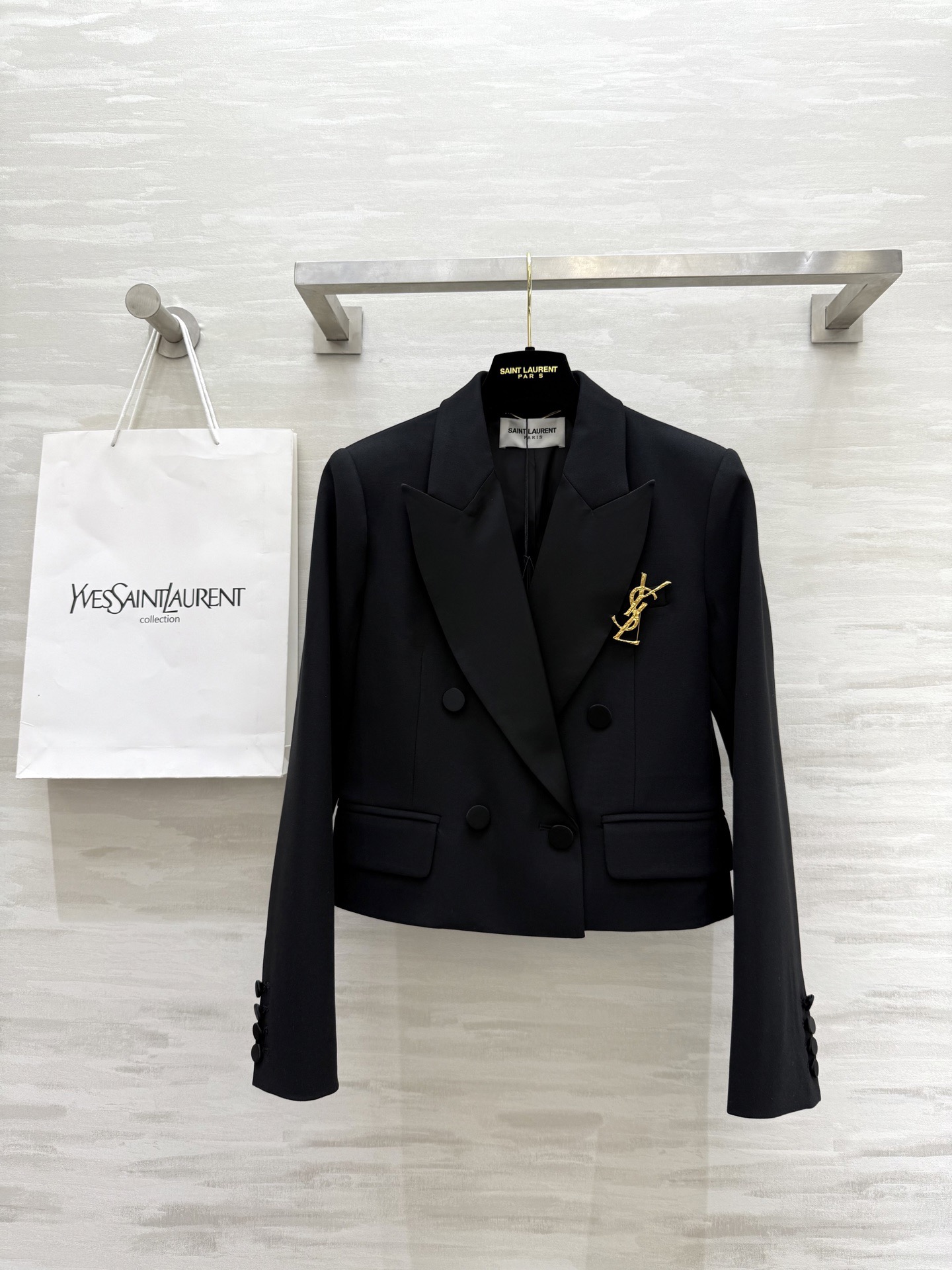 NO:649247,#ysl hot style short blazer with peak lapel collar. Customized wool fabric is skin-friendly and comfortable. The three-dimensional tailoring version is super slimming. The delivered brooch is exquisite and advanced. High-quality customization (). Available in stock first sizeS/M/L/XL (shoulder width 37, chest 88, length 53), saint laurent, jackets & coats, business suit, brooch, breastpin, alexander wang19860909#ysl爆款 戗驳领短款西装外套 定制羊毛面料亲肤舒适 立体剪裁版型上身超级显瘦 配送胸针精致高级 高品质定制() 现货首发sizeS/M/L/XL（M码肩宽37,胸围88,衣长53）,,saint laurent,jackets & coats,business suit,brooch，breastpin,alexander wang,Women's clothing