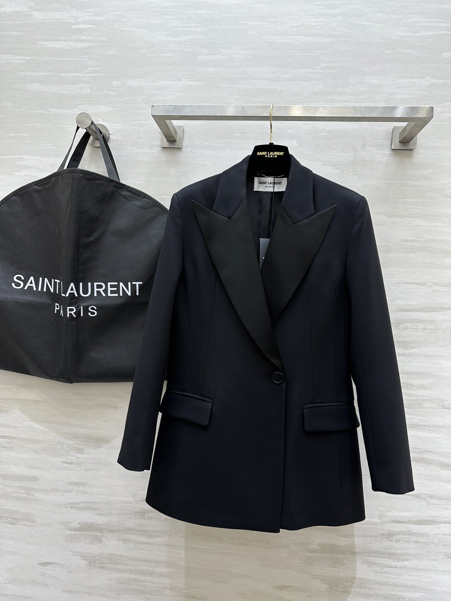 NO:639143,#ysl Autumn and winter hot style Peaked lapel one-button suit jacket Customized wool fabric is skin-friendly and comfortable Acetate collar splicing is luxurious and elegant Three-dimensional tailoring upper body is super slim High-quality customization () Ready-made first sizeS/M/L/XL (M size shoulder width 41, bust 94, length 78), Saint Laurent-clothing, saint laurent, saint laurent, jackets & coats, business suit, alexander wang19860909#ysl秋冬爆款 戗驳领一粒扣西装外套 定制羊毛面料亲肤舒适 醋酸领拼接奢华大气 立体剪裁版型上身超级显瘦 高品质定制() 现货首发sizeS/M/L/XL（M码肩宽41,胸围94,衣长78）,圣罗兰-服装,saint laurent,saint laurent,jackets & coats,business suit,alexander wang,Women's clothing