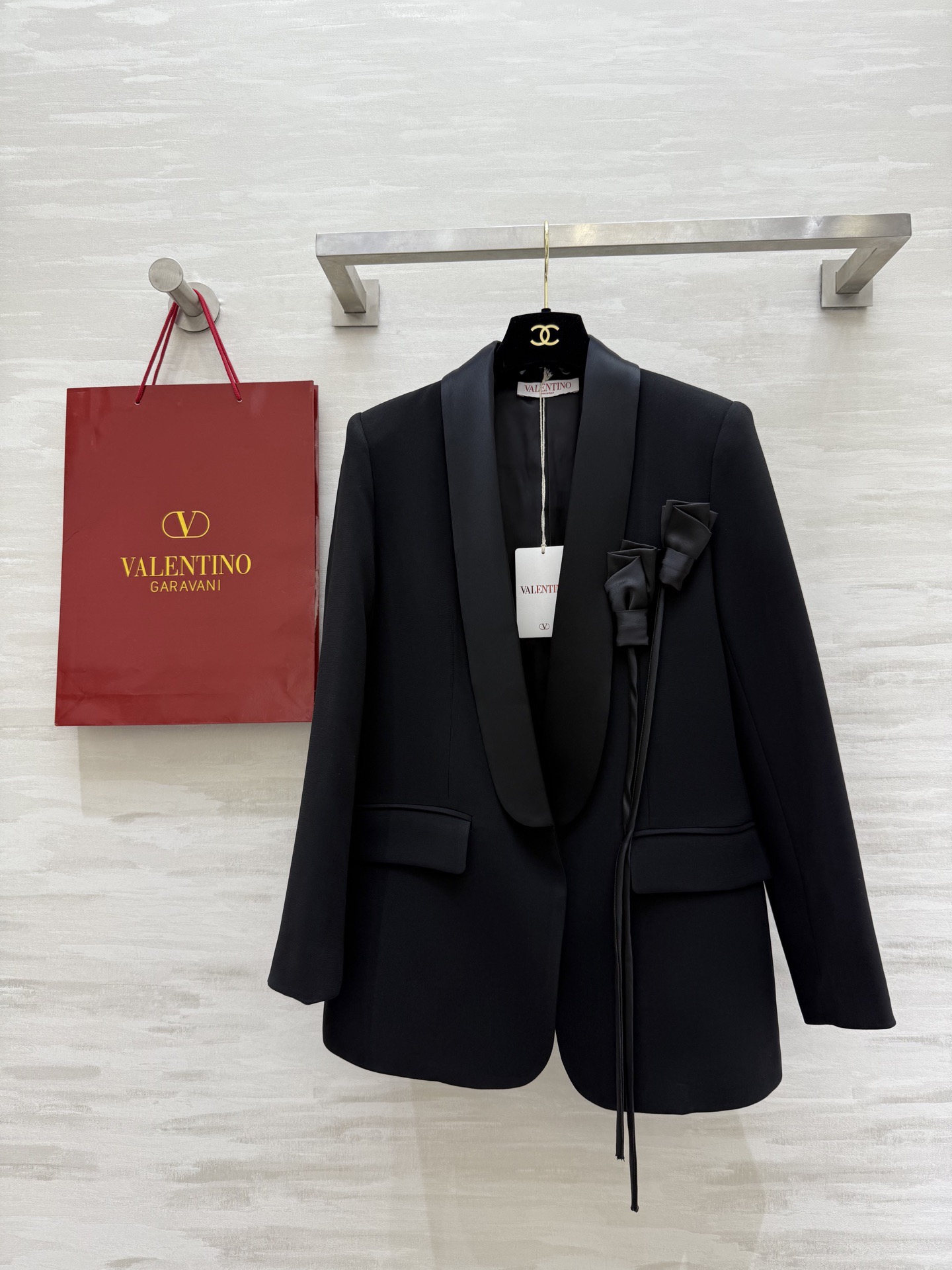 NO:639139,#Valentin new style for autumn and winter. Flower-embellished satin suit jacket. High-end atmosphere. Three-dimensional tailoring. The version is very slim. High-quality customization. Available now. SizeS/M/L/XL (S size shoulder width 36, bust 90, length 70), Valentino-clothing, valentino, valentino, jackets & coats, business suit, alexander wang19860909#Valentin秋冬新款 花朵点缀缎面西装外套 高级大气 立体剪裁 版型非常显瘦 高品质定制 现货首发sizeS/M/L/XL（s码肩宽36,胸围90,衣长70）,华伦天奴-服装,valentino,valentino,jackets & coats,business suit,alexander wang,Women's clothing