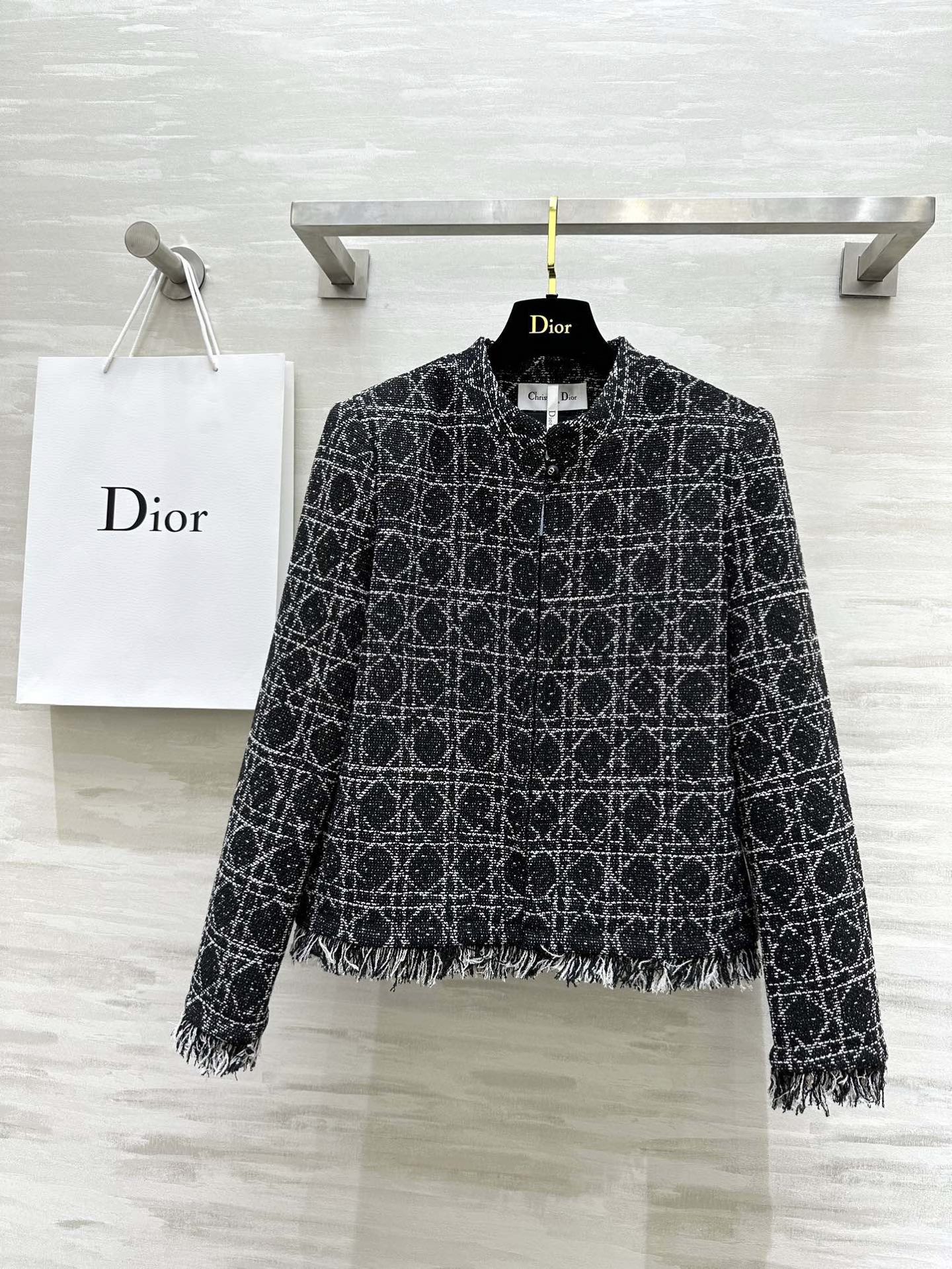 NO:639133,#Dio diamond wool tassel edge jacket Customized wool diamond fabric luxury high-end Custom CD buckle Heavy tassel edge design High quality Ready in stock first size36/38/40/42 (38 size shoulder width 39, chest 96, length 63), Dior-clothing, dior, dior, jackets & coats, alexander wang19860909#Dio菱格羊毛流苏边外套 定制羊毛菱格面料奢华高级 定制CD扣 重工流苏边设计 高品质 现货首发size36/38/40/42（38码肩宽39,胸围96,衣长63）,迪奥-服装,dior,dior,jackets & coats,alexander wang,Women's clothing