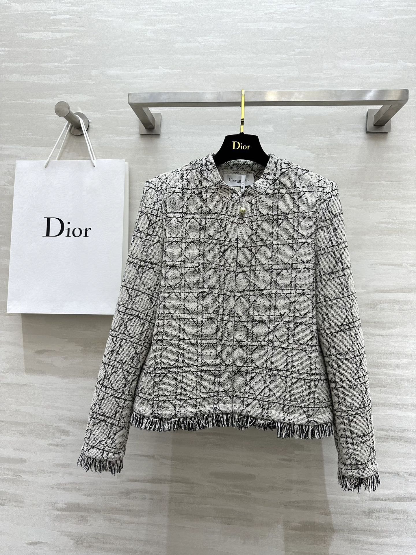 NO:639137,#Dio diamond wool tassel edge jacket Customized wool diamond fabric luxury high-end Custom CD buckle Heavy tassel edge design High quality Ready in stock first size36/38/40/42 (38 size shoulder width 39, chest 96, length 63), Dior-clothing, dior, dior, jackets & coats, alexander wang19860909#Dio菱格羊毛流苏边外套 定制羊毛菱格面料奢华高级 定制CD扣 重工流苏边设计 高品质 现货首发size36/38/40/42（38码肩宽39,胸围96,衣长63）,迪奥-服装,dior,dior,jackets & coats,alexander wang,Women's clothing