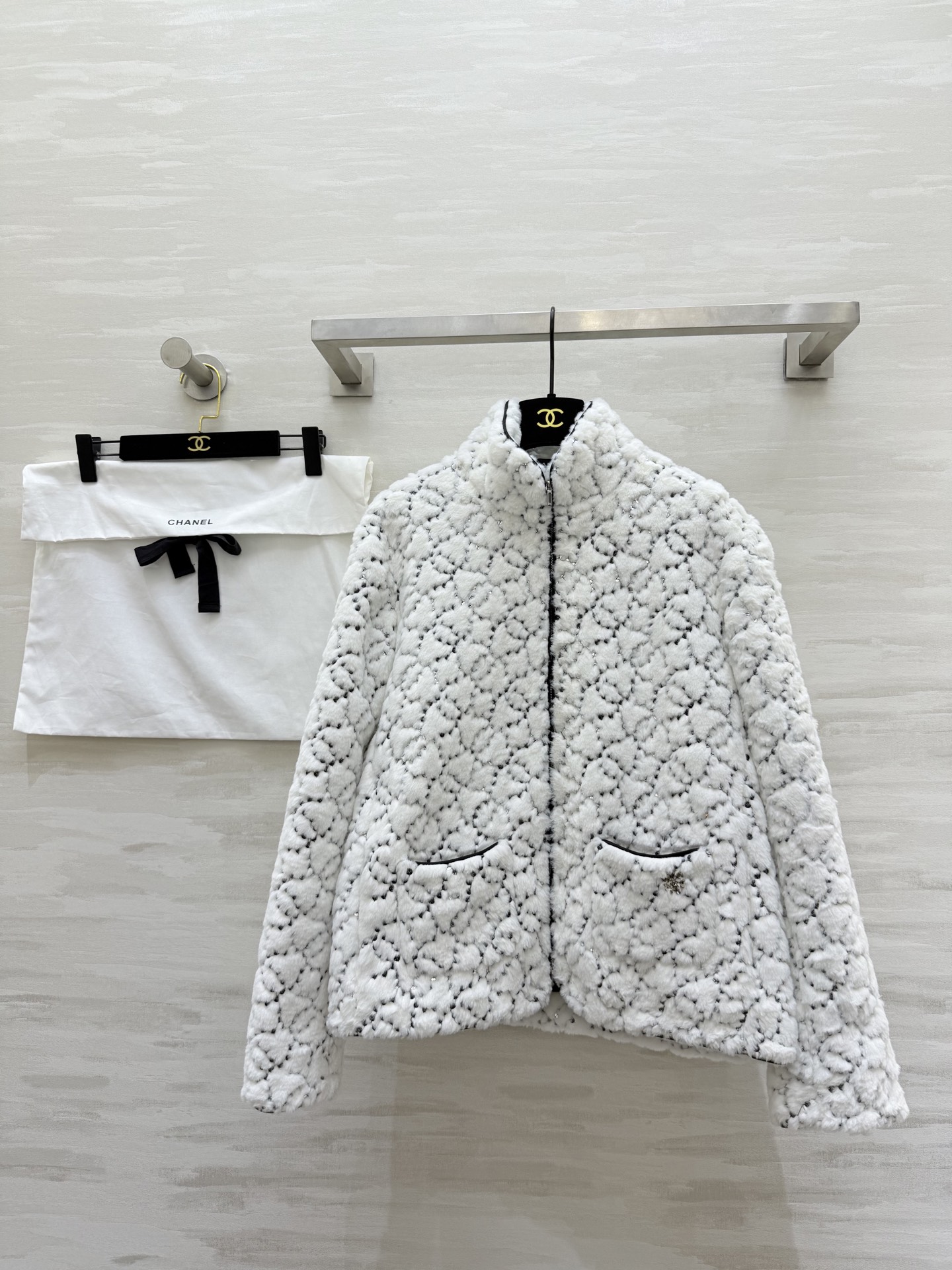 NO:650459,#ChaneN ski series sequined jacket, imitation wool + classic tweed, low-key, sparkling and super textured!  Long stand-up collar design, warm and fashionable, perfect for autumn and winter wear, double pockets on the front, perfect details!  Elegant and practical at the same time!  Inspired by the skiing theme, it can be easily worn for outdoor activities or daily wear. Original development. High-quality customization. Available in stock now, size 36/38/40,,chanel,jackets & coats,alexander wang19860909#ChaneN滑雪系列亮片外套 仿免毛＋经典粗花呢 低调闪耀超有质感！长立领设计 保暖又时髦 秋冬穿超合适 正面双口袋 细节满分！优雅实用兼具！灵感来自滑雪主题,户外活动或日常穿搭都能轻松驾驭 原版开发 高品质定制 现货首发size36/38/40,,chanel,jackets & coats,alexander wang,Women's clothing