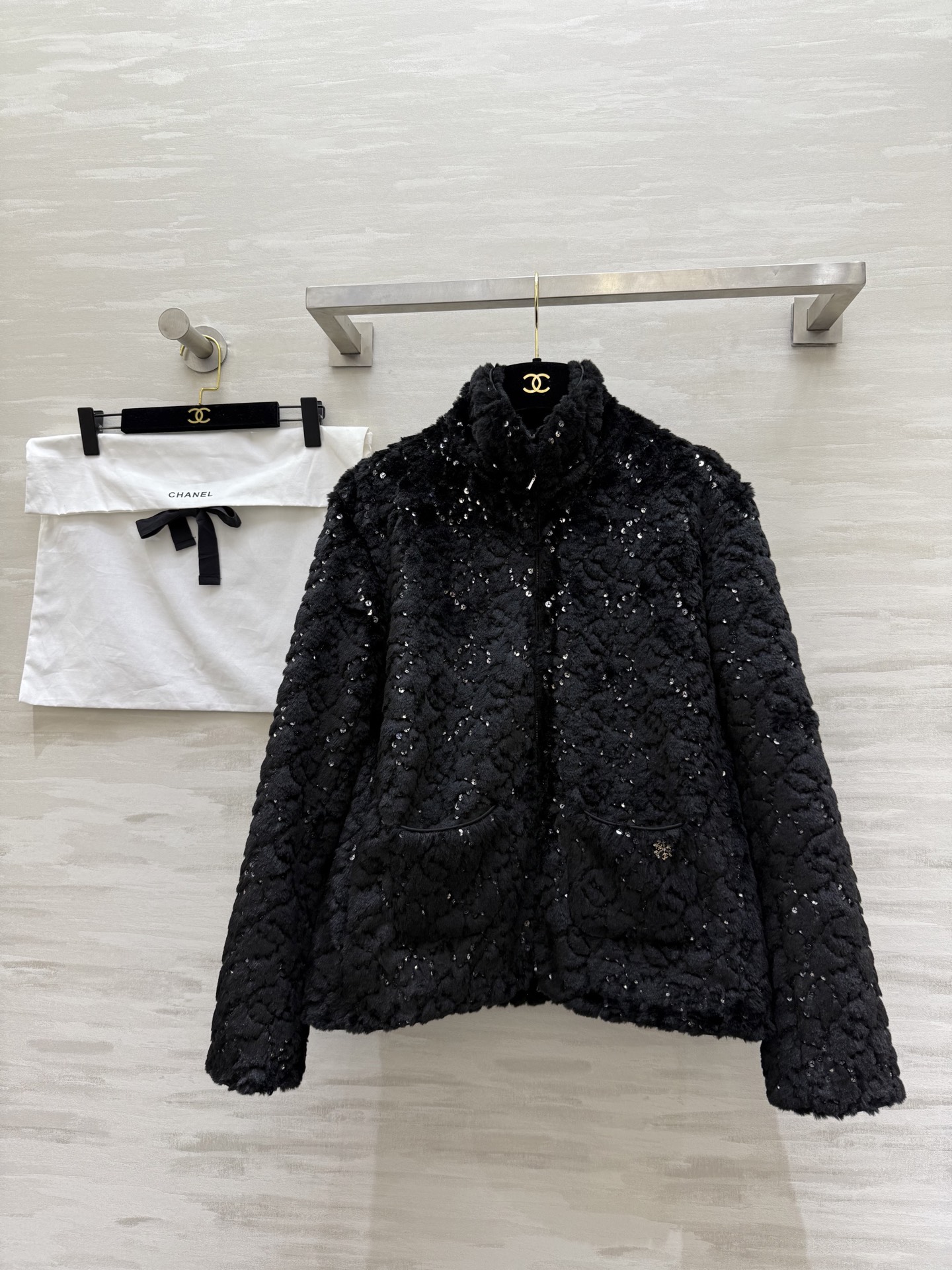 NO:650404,#ChaneN ski series sequined jacket, imitation wool + classic tweed, low-key, sparkling and super textured!  Long stand-up collar design, warm and fashionable, perfect for autumn and winter wear, double pockets on the front, perfect details!  Elegant and practical at the same time!  Inspired by the skiing theme, it can be easily worn for outdoor activities or daily wear. Original development. High-quality customization. Available in stock now, size 36/38/40,,chanel,jackets & coats,alexander wang19860909#ChaneN滑雪系列亮片外套 仿免毛＋经典粗花呢 低调闪耀超有质感！长立领设计 保暖又时髦 秋冬穿超合适 正面双口袋 细节满分！优雅实用兼具！灵感来自滑雪主题,户外活动或日常穿搭都能轻松驾驭 原版开发 高品质定制 现货首发size36/38/40,,chanel,jackets & coats,alexander wang,Women's clothing