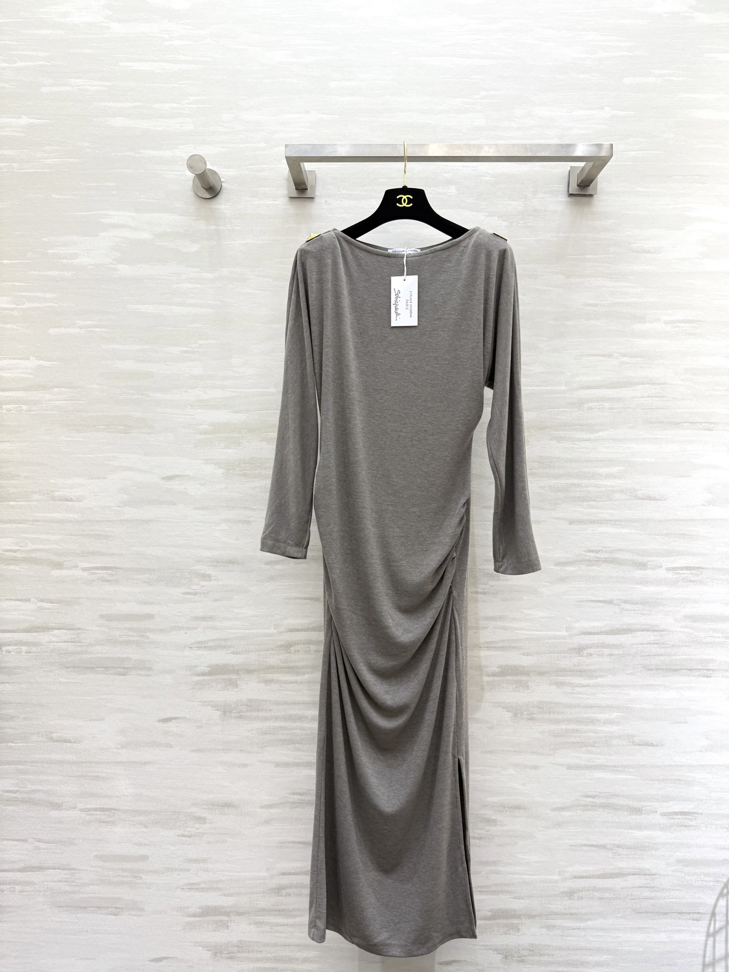 NO:651578,#Schiaparelli autumn and winter new style pleated waisted one-shoulder dress, open molded naked 3D hardware, exquisite and advanced, high-quality customization, ready for sale, sizeS/M/L (S size bust 80, waist 68, skirt length 120),,skirts,alexander wang19860909#Schiaparelli秋冬新款 褶皱收腰一字肩连衣裙 开模裸眼3D五金精致高级 高品质定制 现货首发sizeS/M/L（s码胸围80,腰围68,裙长120）,,skirts,alexander wang,Women's clothing