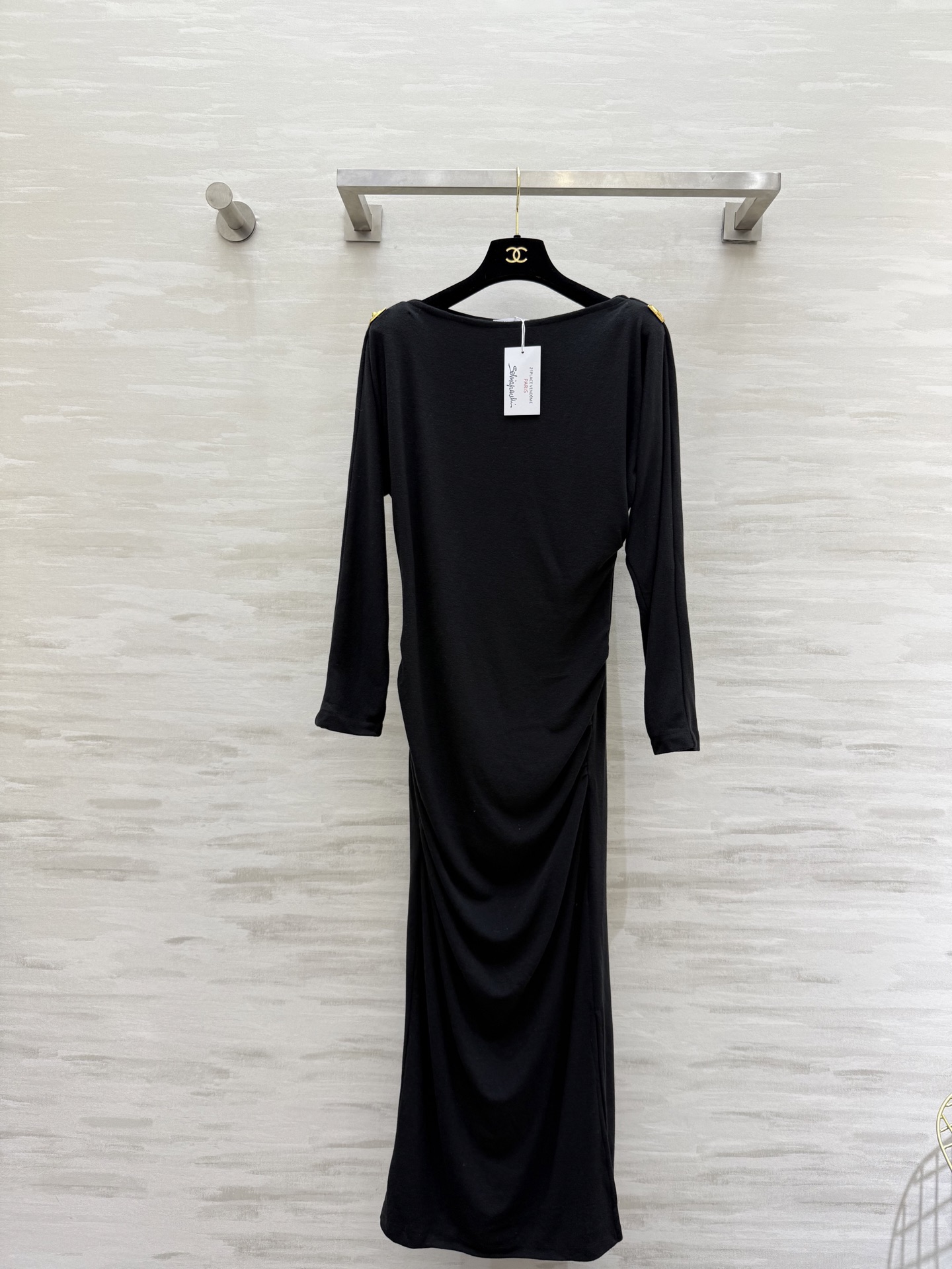 NO:651598,#Schiaparelli autumn and winter new style pleated waisted one-shoulder dress, open molded naked 3D hardware, exquisite and advanced, high-quality customization, ready for sale, sizeS/M/L (S size bust 80, waist 68, skirt length 120),,skirts,alexander wang19860909#Schiaparelli秋冬新款 褶皱收腰一字肩连衣裙 开模裸眼3D五金精致高级 高品质定制 现货首发sizeS/M/L（s码胸围80,腰围68,裙长120）,,skirts,alexander wang,Women's clothing