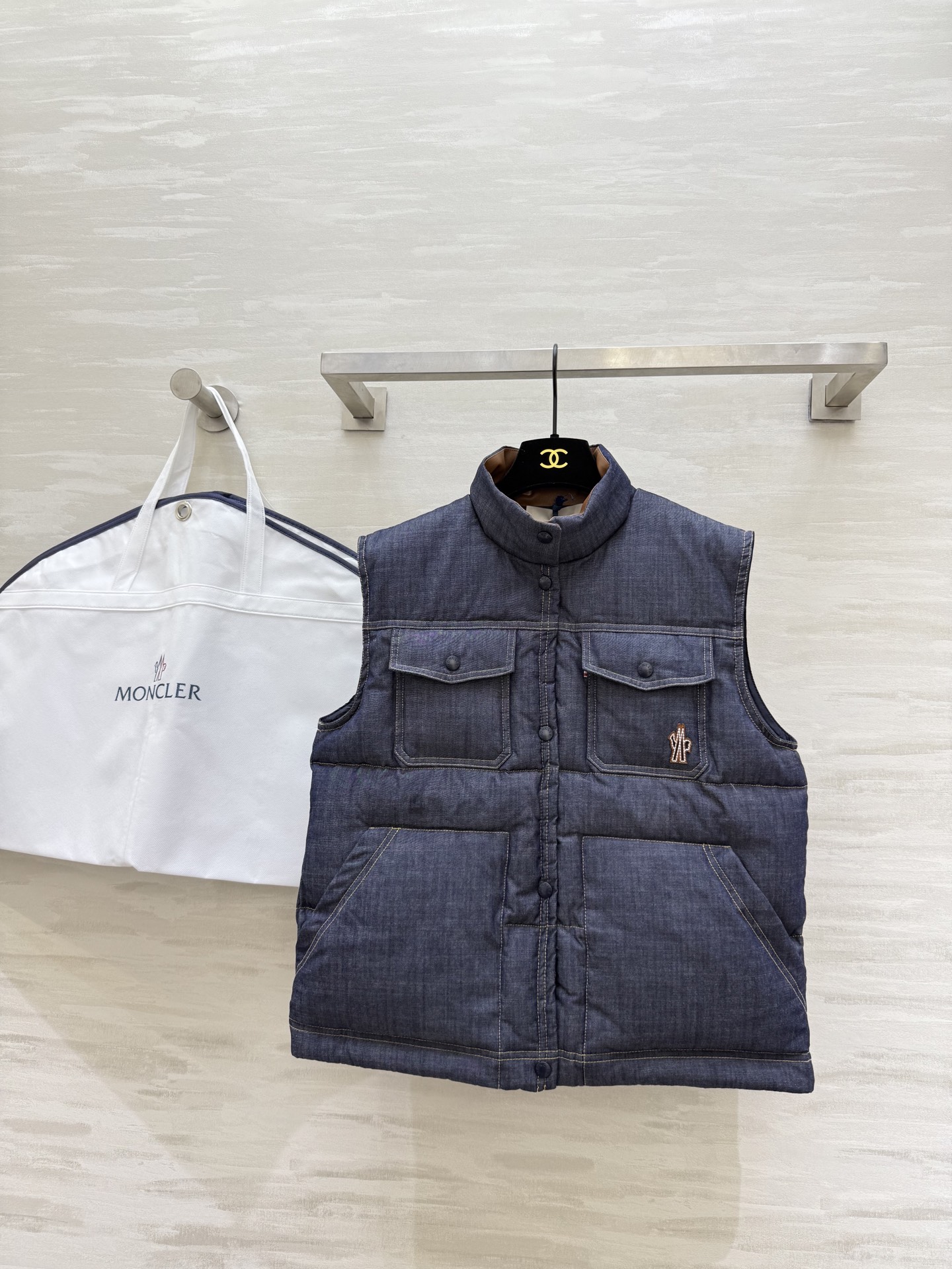 NO:639123,#Moncle autumn and winter new style goose down denim vest. The inside is filled with 90% white goose down to keep warm and comfortable. The outer layer is customized denim fabric. High quality. Available in stock for the first time.19860909#Moncle秋冬新款 鹅绒牛仔马甲 内里填充90白鹅绒保暖舒适 外层定制牛仔面料 高品质 现货首发sizeS/M/L（s码胸围104,衣长56）,蒙口-服装,Moncler,alexander wang,Women's clothing