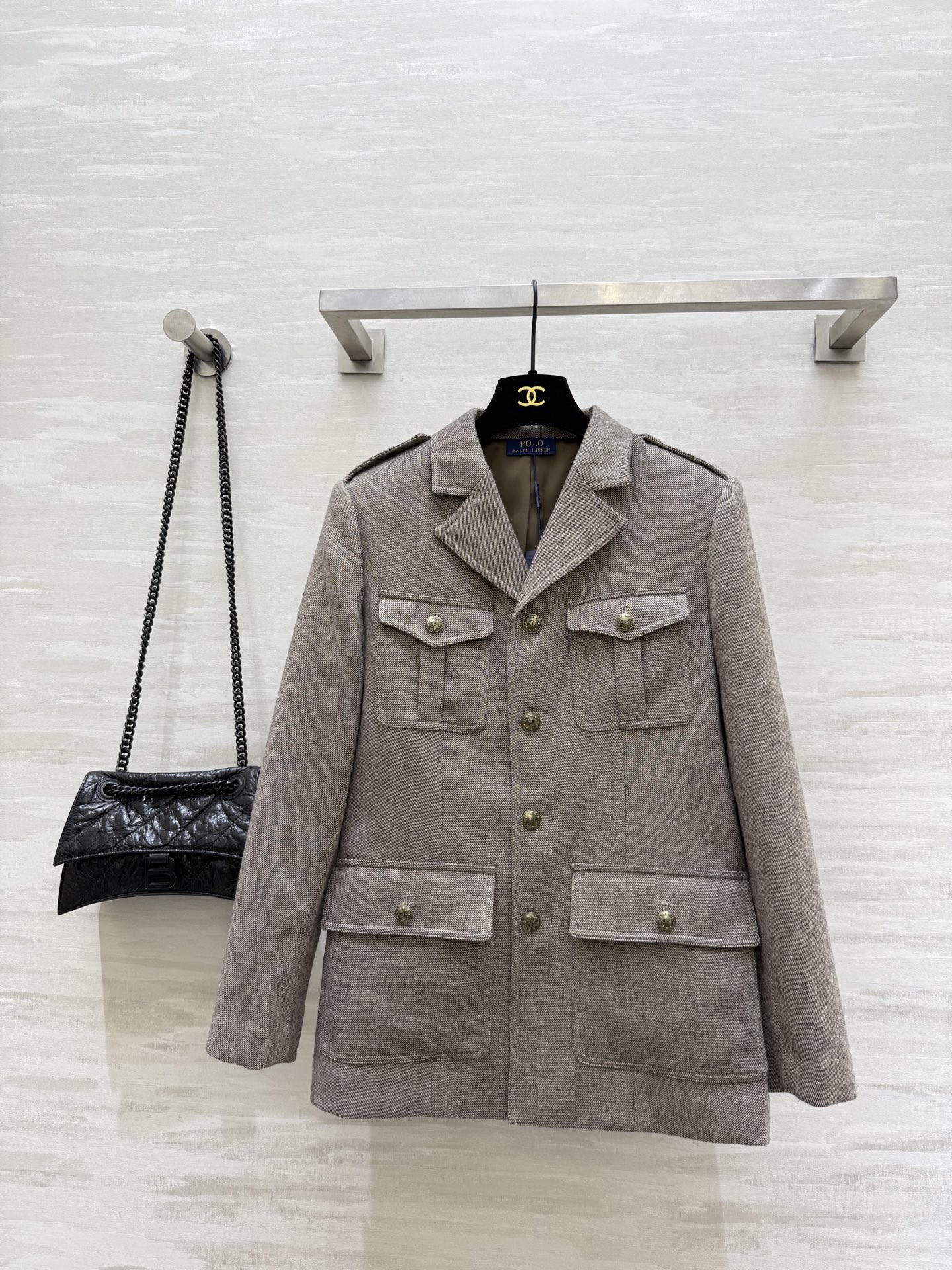 NO:651620,#ralphlaurenautumn-winter new style twill woolen jacket, lapel gold buckle, four pockets, mid-length, distressed buckle with a delicate metallic feel, small lapel V-neck with epaulettes, slits at the back, retro and fashionable, high-quality customization, available now, sizeS/M/L (S size shoulder width 40, bust 96, length 69),,jackets & coats,alexander wang19860909#拉夫劳伦秋冬新款 斜纹羊毛呢外套 翻领金扣四口袋中长款 做旧扣金属感很精致 带肩章小翻V领 后摆开衩 复古时髦 高品质定制 现货首发sizeS/M/L（s码肩宽40,胸围96,衣长69）,,jackets & coats,alexander wang,Women's clothing