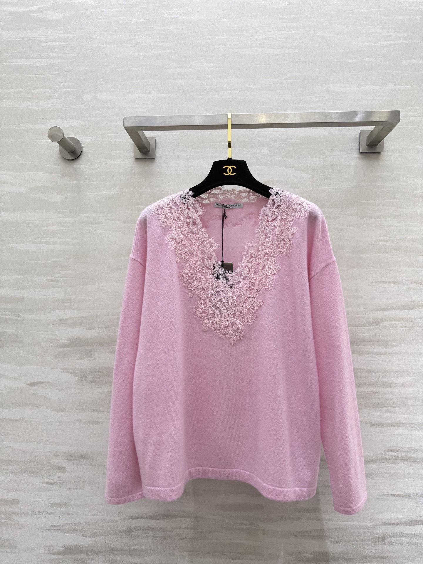 NO:652794,Ermanno Scervino lace spliced ​​cashmere top is made of high-quality cashmere, soft and delicate, super comfortable to wear in autumn and winter!  The V-neck + exquisite lace is elegant and feminine. It can be worn or layered under. The knitting technology fits the body shape and highlights the lines. The loose version is suitable for many occasions. It can be easily used for commuting and leisure. The lace details make simplicity more advanced. It is a must-have item for autumn and winter wardrobe!  High quality customization, available in stock first size S/M/L (M size bust 106, length 60),,alexander wang19860909Ermanno Scervino蕾丝拼接羊绒上衣 选用高品质羊绒柔软细腻 秋冬穿超舒服！V领+精致蕾丝花边优雅又女人味 穿or内搭都OK 针织工艺贴合身形 显线条 宽松版型适合多场合 通勤休闲都能轻松驾驭 蕾丝细节让简约更高级 是秋冬衣橱必备单品！高品质定制 现货首发sizeS/M/L（M码胸围106,衣长60）,,alexander wang,Women's clothing