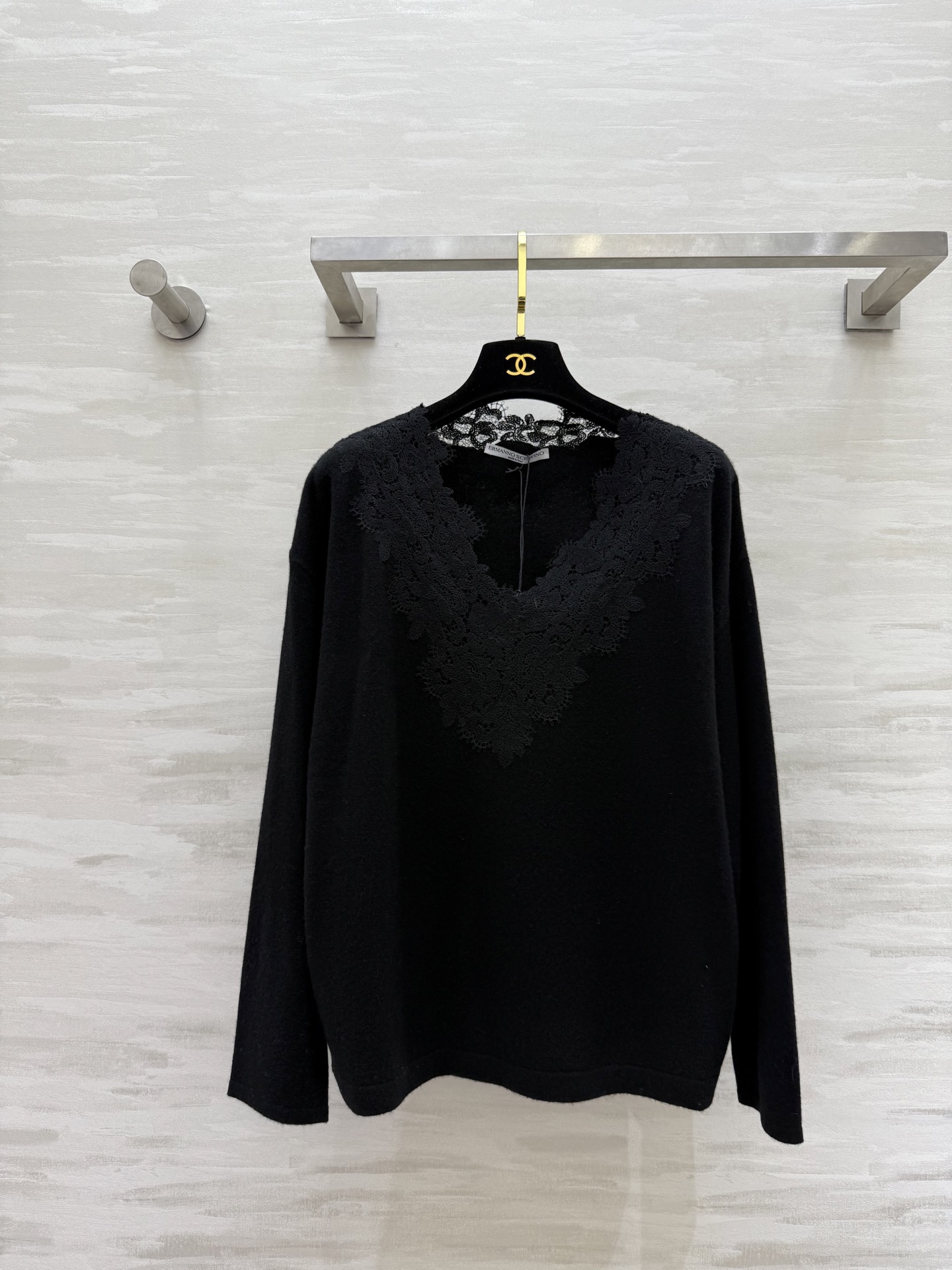 NO:652729,Ermanno Scervino lace spliced ​​cashmere top is made of high-quality cashmere, soft and delicate, super comfortable to wear in autumn and winter!  The V-neck + exquisite lace is elegant and feminine. It can be worn or layered under. The knitting technology fits the body shape and highlights the lines. The loose version is suitable for many occasions. It can be easily used for commuting and leisure. The lace details make simplicity more advanced. It is a must-have item for autumn and winter wardrobe!  High-quality customization, available in stock, sizes S/M/L (M size bust 106, length 60, alexander wang19860909Ermanno Scervino蕾丝拼接羊绒上衣 选用高品质羊绒柔软细腻 秋冬穿超舒服！V领+精致蕾丝花边优雅又女人味 穿or内搭都OK 针织工艺贴合身形 显线条 宽松版型适合多场合 通勤休闲都能轻松驾驭 蕾丝细节让简约更高级 是秋冬衣橱必备单品！高品质定制 现货首发sizeS/M/L（M码胸围106,衣长60,,alexander wang,Women's clothing