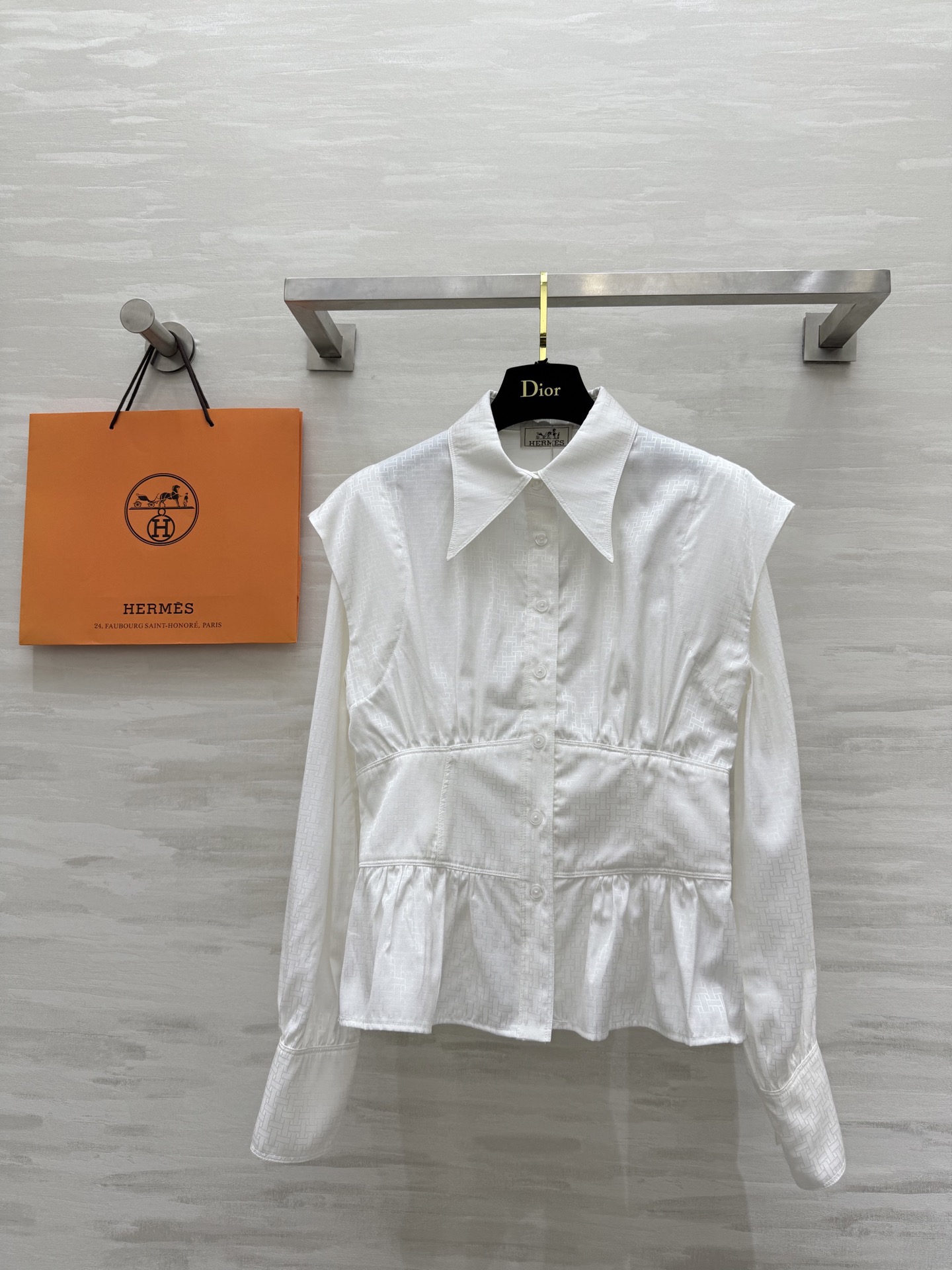 NO:639110,#Herme new style silk cotton waisted jacquard shirt, high-end and elegant design, waist slimming, customized jacquard silk cotton fabric, skin-friendly and comfortable, high quality, available in stock, size S/M/L (S size off shoulder bust 90, length 55), Hermès-clothing, hermes, hermes, alexander wang19860909#Herme新款 丝棉收腰提花衬衣 高级大气 设计感收腰显瘦 定制提花丝棉面料亲肤舒适 高品质 现货来sizeS/M/L（s码落肩胸围90 衣长55）,爱马仕-服装,hermes,hermes,alexander wang,Women's clothing