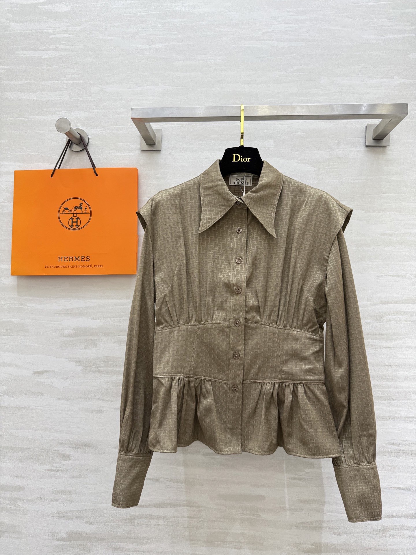 NO:639117,#Herme new style silk cotton waisted jacquard shirt, high-end and elegant design, waist slimming, customized jacquard silk cotton fabric, skin-friendly and comfortable, high quality, available in stock, size S/M/L (S size off shoulder bust 90, length 55), Hermès-clothing, hermes, hermes, alexander wang19860909#Herme新款 丝棉收腰提花衬衣 高级大气 设计感收腰显瘦 定制提花丝棉面料亲肤舒适 高品质 现货来sizeS/M/L（s码落肩胸围90 衣长55）,爱马仕-服装,hermes,hermes,alexander wang,Women's clothing