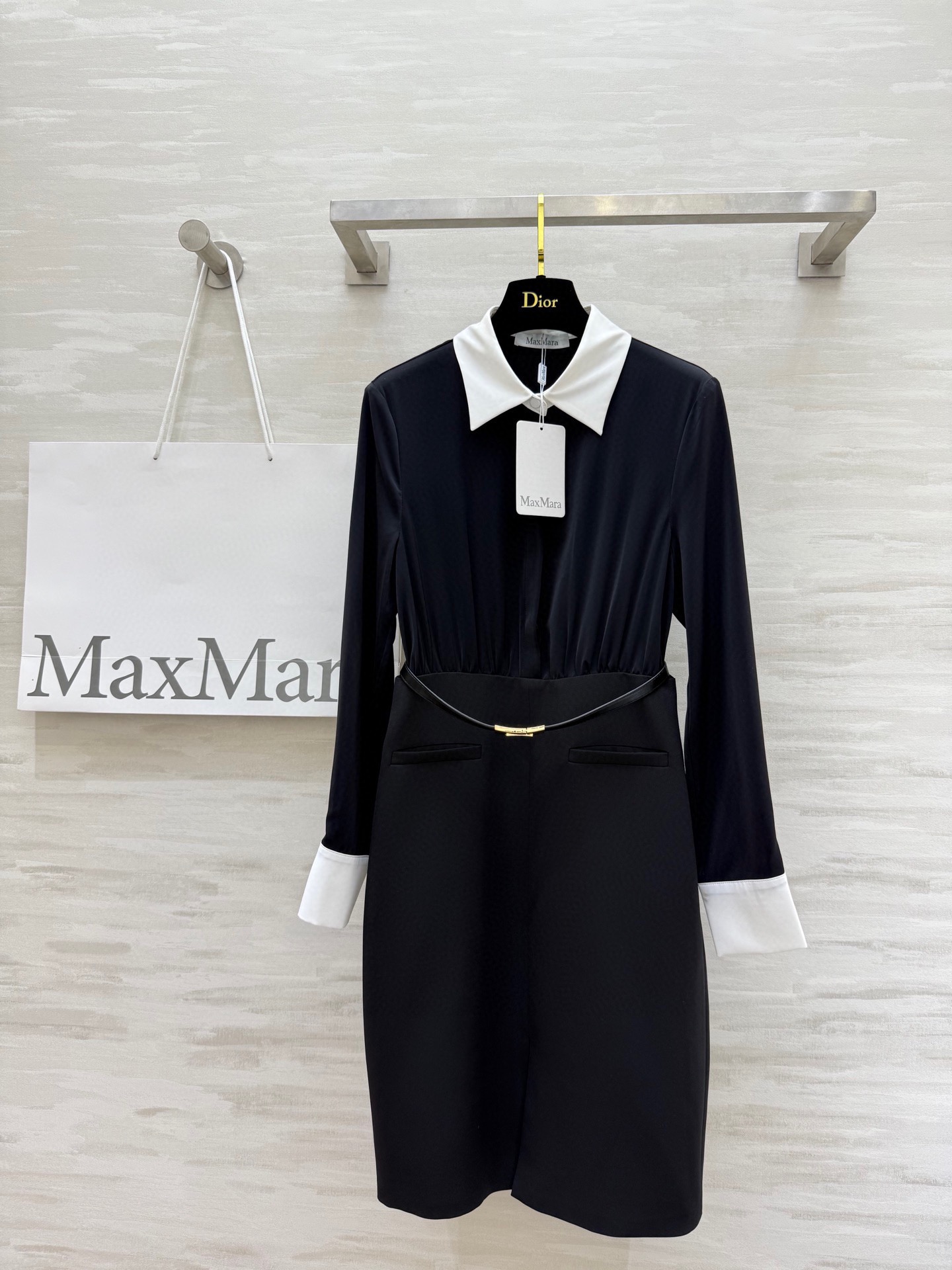 NO:639098,#MAXMAR New style Hepburn style pleated shirt-style long-sleeved dress Contrast color shirt collar and cuff design Center front slit skirt with waisted waist to make the upper body slimmer and taller With metal buckle belt, simple and stylish High-quality customization Available in stock first size S/M/L (S size bust 90, skirt length 92), Maxmara-clothing, skirts, shirts, alexander wang19860909#MAXMAR新款 赫本风 褶裥衬衣式长袖连衣裙 撞色衬衫领和袖口设计 前中开叉裙摆收腰版型上身显瘦又高挑 搭配金属扣腰带简约有格调 高品质定制 现货首发sizeS/M/L（s码胸围90,裙长92）,麦丝玛拉-服装,skirts,shirts,alexander wang,Women's clothing