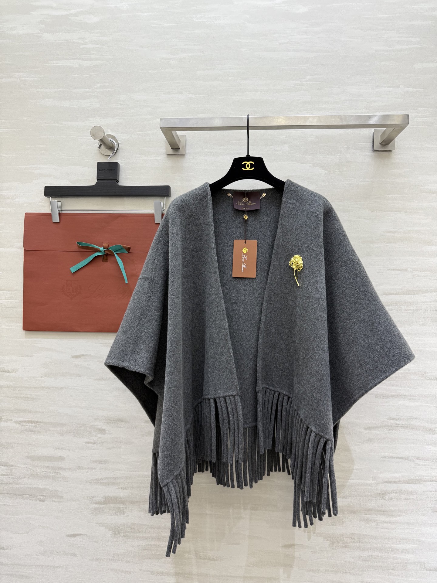 NO:652795,#Loro Pian new style for autumn and winter, shawl and cloak outfit, fashionable and noble for rich woman, double-sided woolen fabric, high quality customization, available in stock, one size fits all.,,loro piana,shawls,alexander wang19860909#Loro Pian秋冬新款 披肩斗篷穿搭 富婆千金时髦贵气 双面羊毛呢面料 高品质定制 现货首发size均码.,,loro piana,shawls,alexander wang,Women's clothing