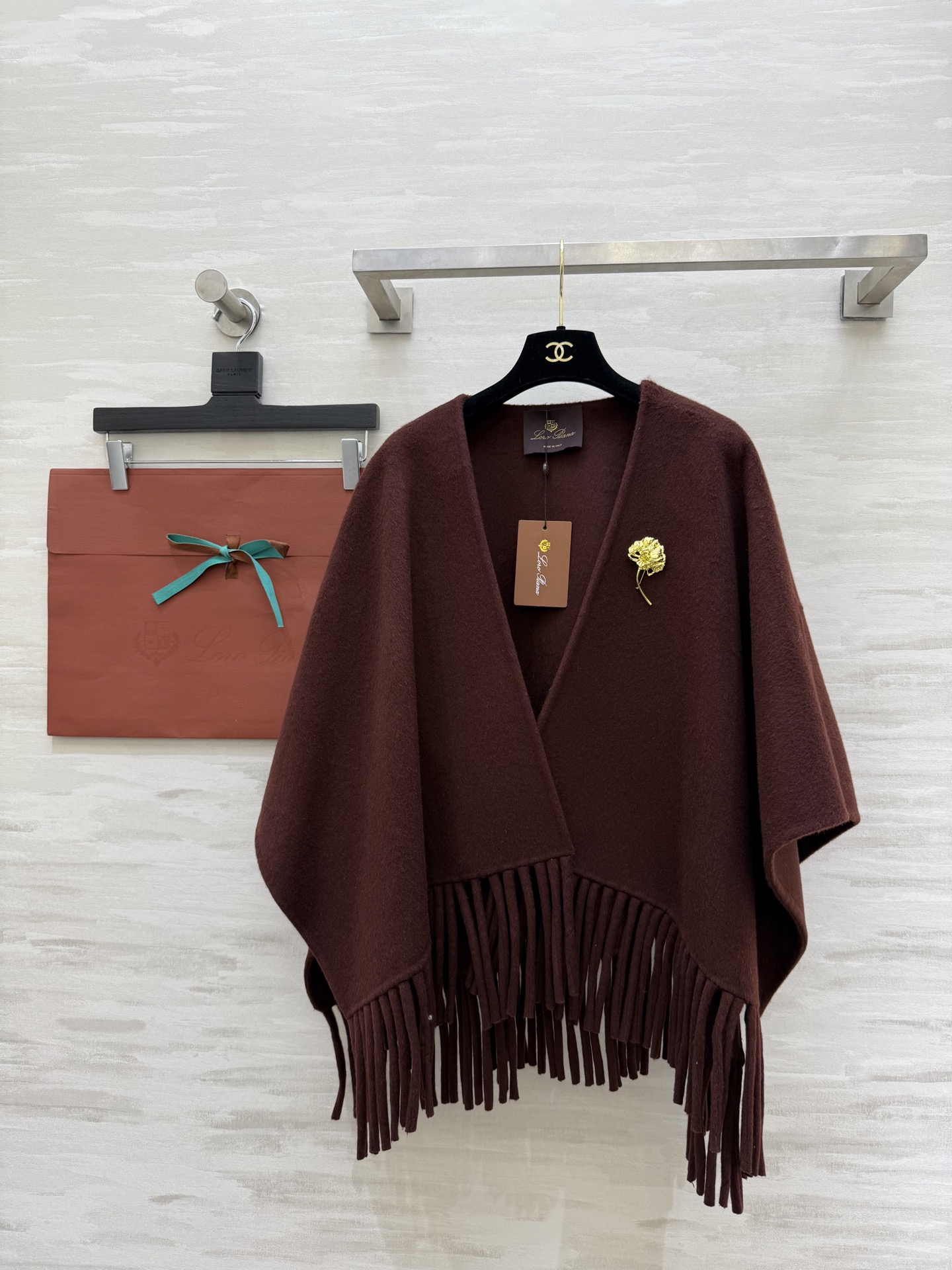 NO:652802,#Loro Pian new style for autumn and winter. Shawl and cloak outfit. Fashionable and elegant for rich woman. Double-sided woolen fabric. High quality customization. Available in stock. One size fits all. Loro piana, shawls, alexander wang19860909#Loro Pian秋冬新款 披肩斗篷穿搭 富婆千金时髦贵气 双面羊毛呢面料 高品质定制 现货首发size均码,,loro piana,shawls,alexander wang,Women's clothing