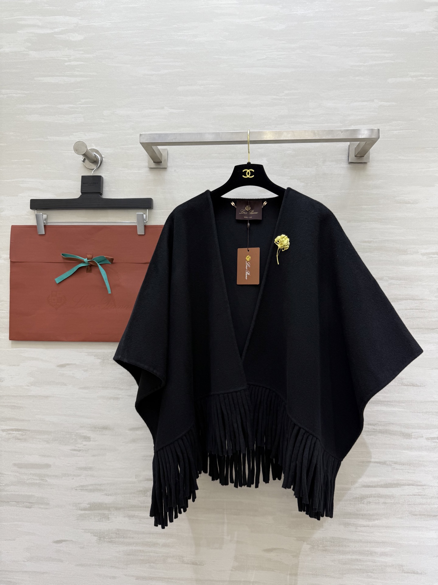 NO:652808,#Loro Pian new style for autumn and winter, shawl and cloak outfit, fashionable and noble for rich woman, double-sided woolen fabric, high quality customization, available in stock, one size fits all.,,loro piana,shawls,alexander wang19860909#Loro Pian秋冬新款 披肩斗篷穿搭 富婆千金时髦贵气 双面羊毛呢面料 高品质定制 现货首发size均码.,,loro piana,shawls,alexander wang,Women's clothing