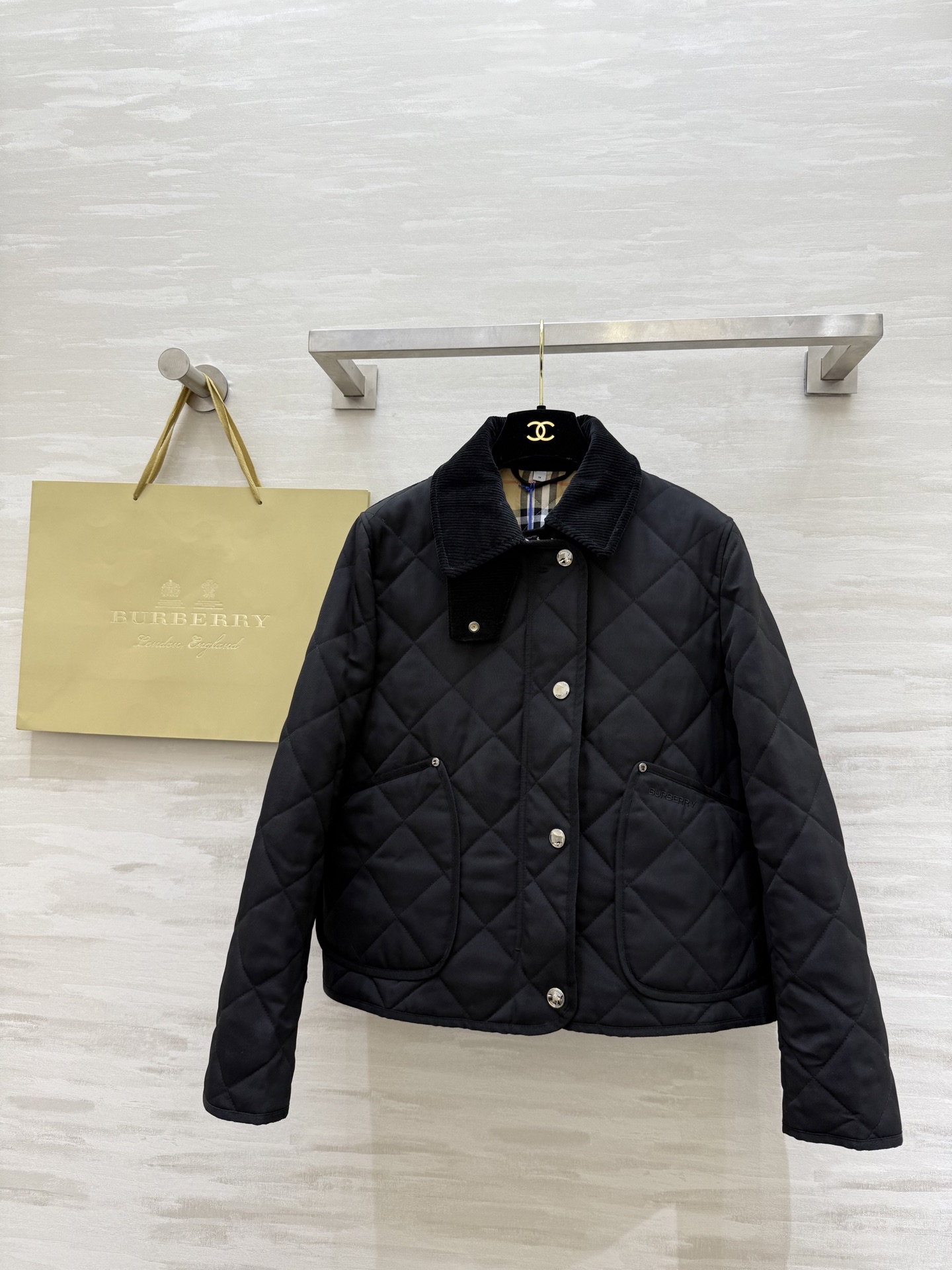 NO:639121,Burberr's new autumn and winter diamond-shaped quilted cotton jacket, high version, close your eyes and enter!  Match-dyed, lining with retro plaid lining, ultra-fine retro diamond quilting, thin quilting inside, all threads in place, hidden zipper and snap placket, 1:1 molded full set of logo hardware and accessories, double side pockets embellished with logo embroidery, side button slits, exquisitely crafted inside and out  High-quality customized size 4/6/8/10/12 (shoulder width 40, bust 106, length 60), Burberry-clothing, burberry, alexander wang19860909Burberr秋冬新款 菱形绗缝棉服 高版闭眼入！对版定染 内衬复古格纹里衬 超精细复古菱格衍缝 内部轻薄夹棉 走线全部一条到位 隐藏式拉链和按扣开襟 1:1开模全套logo五金辅料 双边插袋点缀logo徽标刺绣 侧边纽扣开叉 里里外外精工制作 高品质定制size4/6/8/10/12（4码肩宽40,胸围106,衣长60）,博柏利-服装,burberry,alexander wang,Women's clothing