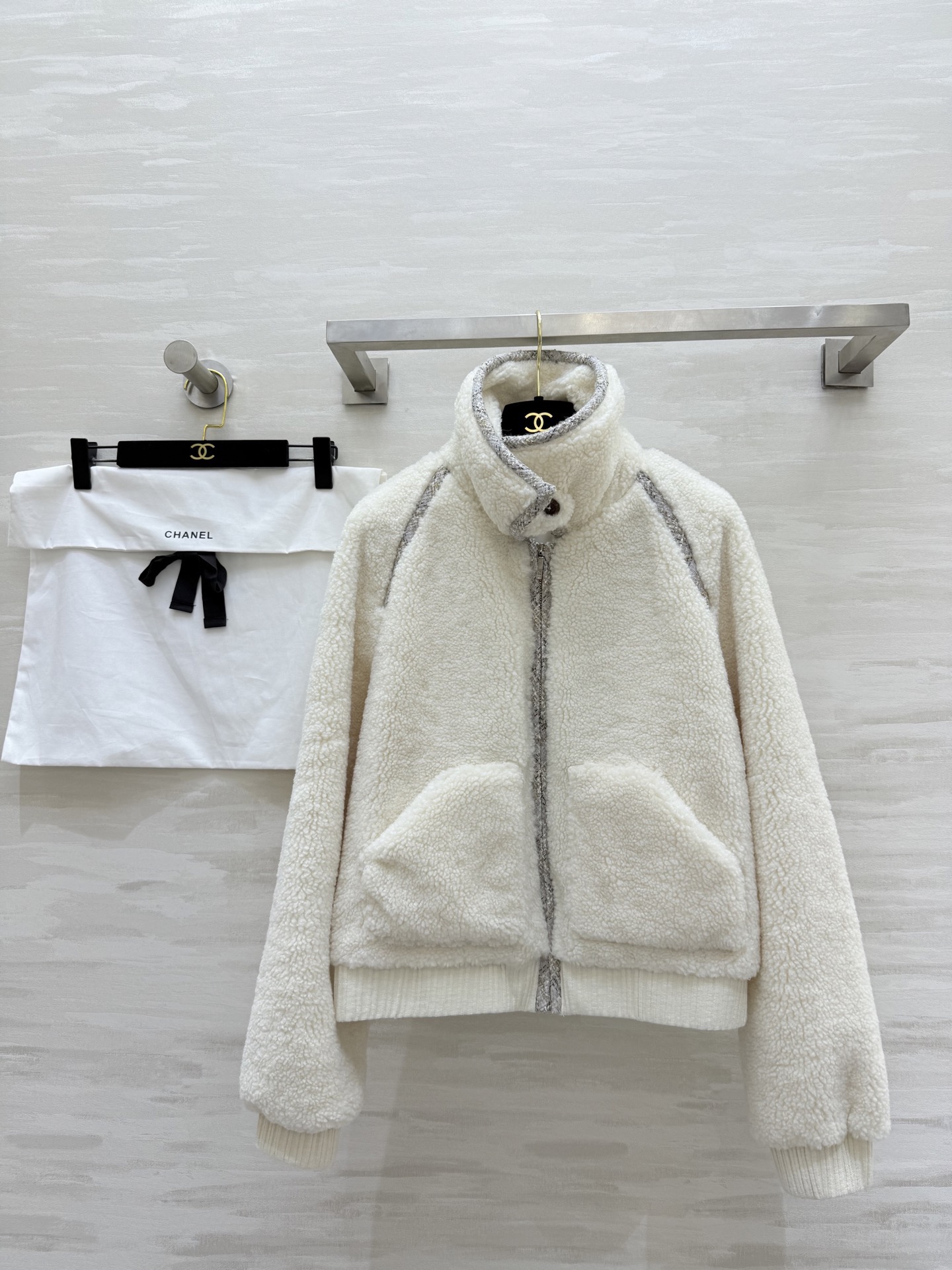 NO:639060,#Chane autumn and winter new lamb wool lapel jacket, high quality customization, ready for sale, size 36/38/40 (36 size bust 104, length 53), Chanel-clothing, chanel, chanel, jackets & coats, alexander wang19860909#Chane秋冬新款 羊羔毛翻领外套 高品质定制 现货首发size36/38/40（36码胸围104,衣长53）,香奈儿-服装,chanel,chanel,jackets & coats,alexander wang,Women's clothing