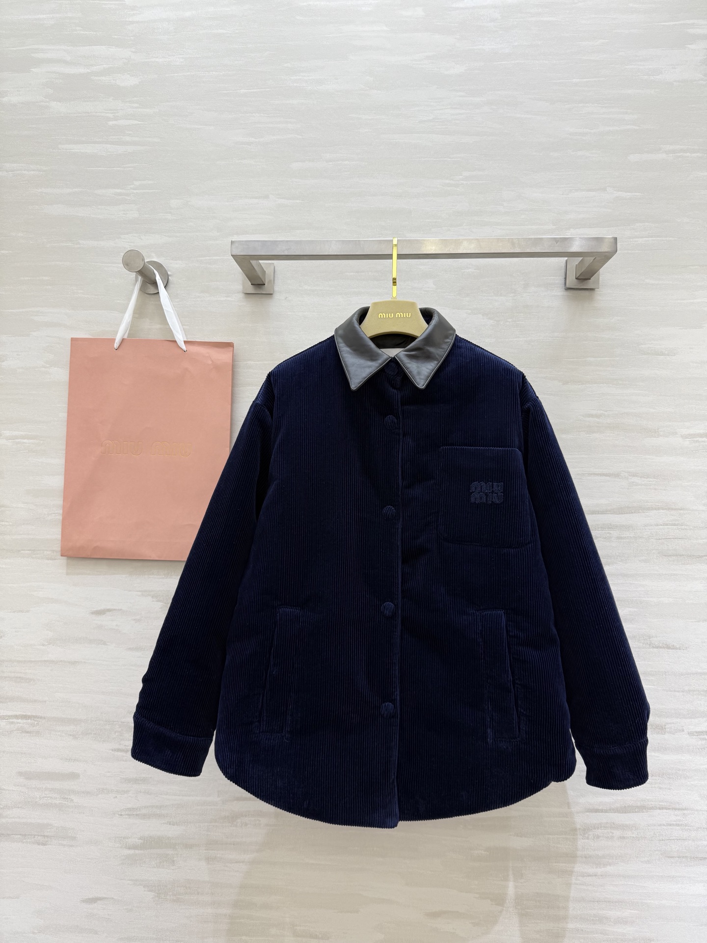 NO:655007,Comes with dust bag #Miumi new autumn and winter down shirt-style jacket White duck down filling on the inside Virgin wool outer layer Imported sheepskin on the collar High quality Available in stock first size36/38/40,,miumiu,jackets & coats,down jacket,sheepskin,alexander wang19860909配防尘袋#Miumi秋冬新款 羽绒衬衣式外套 内里白鸭绒填充 外层初剪羊毛 领口进口绵羊皮 高品质 现货首发size36/38/40,,miumiu,jackets & coats,down jacket,sheepskin,alexander wang,Women's clothing