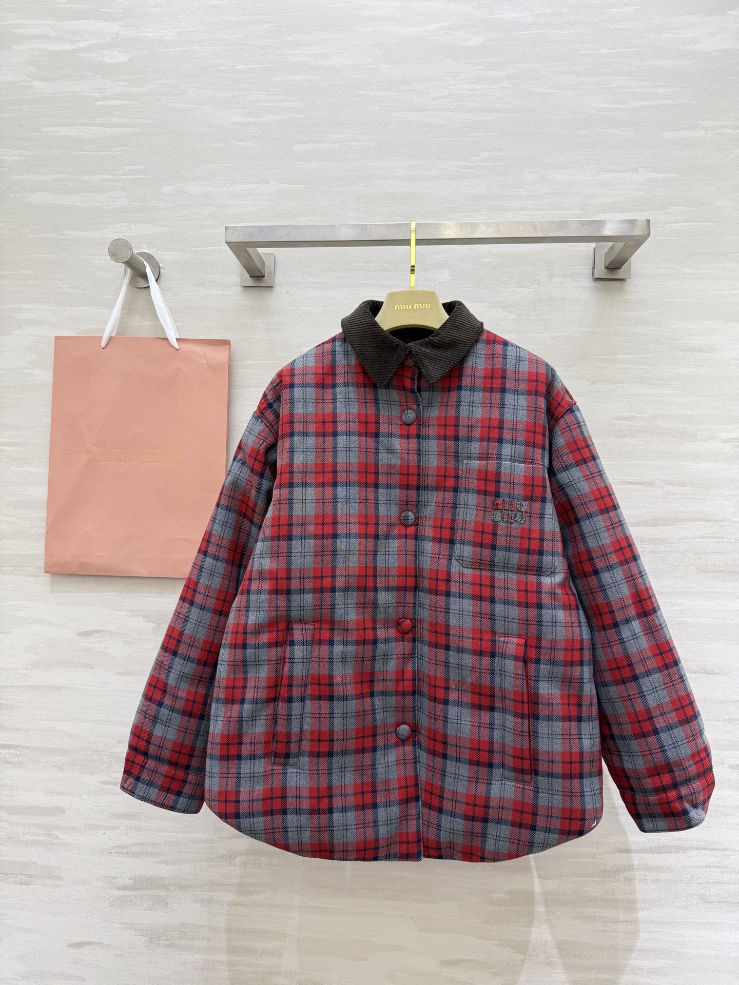 NO:639043,#Miumi autumn and winter new style retro plaid down shirt style jacket with white duck down filling on the inside and virgin wool on the outside. High quality. Available in stock first size 36/38/40 (), Miumiu-clothing, miumiu, jackets & coats, down jacket, alexander wang19860909#Miumi秋冬新款 复古格纹羽绒衬衣式外套 内里白鸭绒填充 外层初剪羊毛 高品质 现货首发size36/38/40（）,缪缪-服装,miumiu,jackets & coats,down jacket,alexander wang,Women's clothing