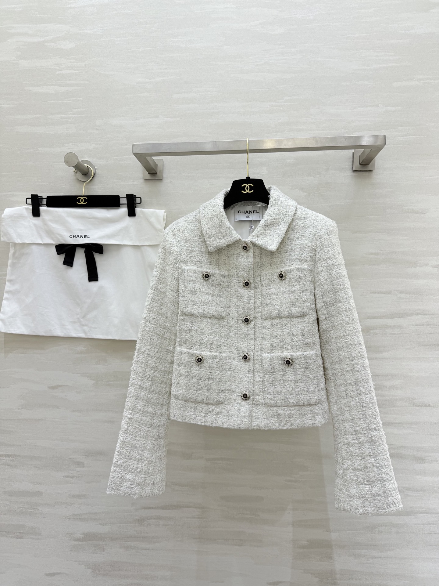 NO:639029,#Chane tweed white and gray textured jacket. Iconic woven texture. The lapel design is full of elegant retro temperament. The pockets are embellished with black buttons and have exquisite details. The short cut is neat and full of ladylike temperament. High quality. Ready for sale. SizeS/M/L (S size shoulder width 37, bust 92, length 49), Chanel - Clothing, chanel, chanel, jackets & coats, alexander wang19860909#Chane斜纹软呢白灰调肌理感外套 标志性编织纹理 翻领设计优雅复古气质满分 口袋黑色纽扣点缀细节精致 短款剪裁利落 名媛气质满满 高品质 现货首发sizeS/M/L（s码肩宽37,胸围92,衣长49）,香奈儿-服装,chanel,chanel,jackets & coats,alexander wang,Women's clothing