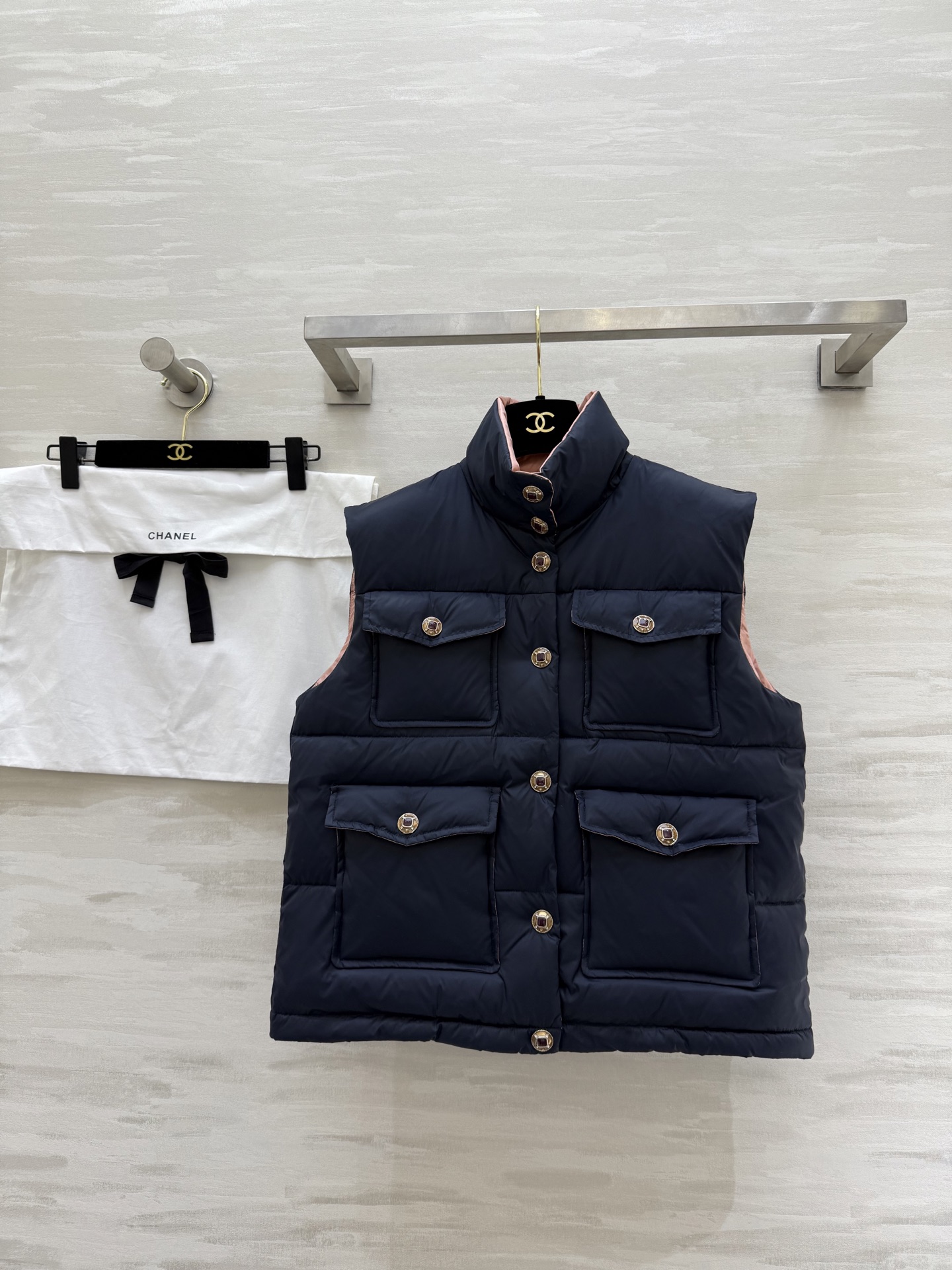 NO:639027,Chane｜Coco Neige 2025/26 down vest jacket with white duck down filling inside. High quality customization. Available in stock. SizeS/M/L (S size bust 104, length 55), Chanel-clothing, chanel, chanel, jackets & coats, down jacket, alexander wang19860909Chane｜Coco Neige 2025/26羽绒马甲外套 内里白鸭绒填充 高品质定制 现货首发sizeS/M/L（s码胸围104,衣长55）,香奈儿-服装,chanel,chanel,jackets & coats,down jacket,alexander wang,Women's clothing
